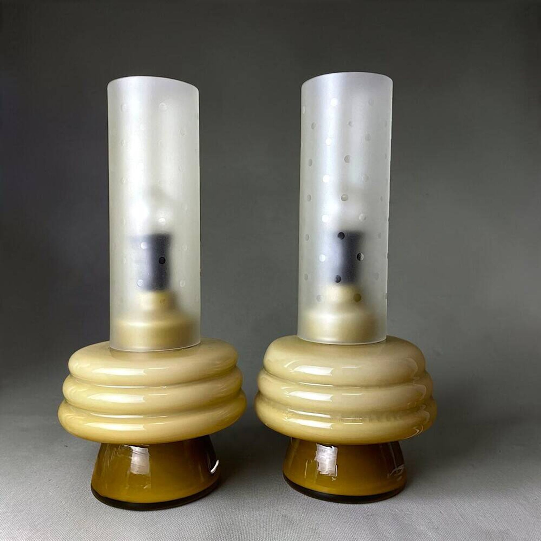 Paire de lampes de table en verre vert olive de style mid-century moderne.