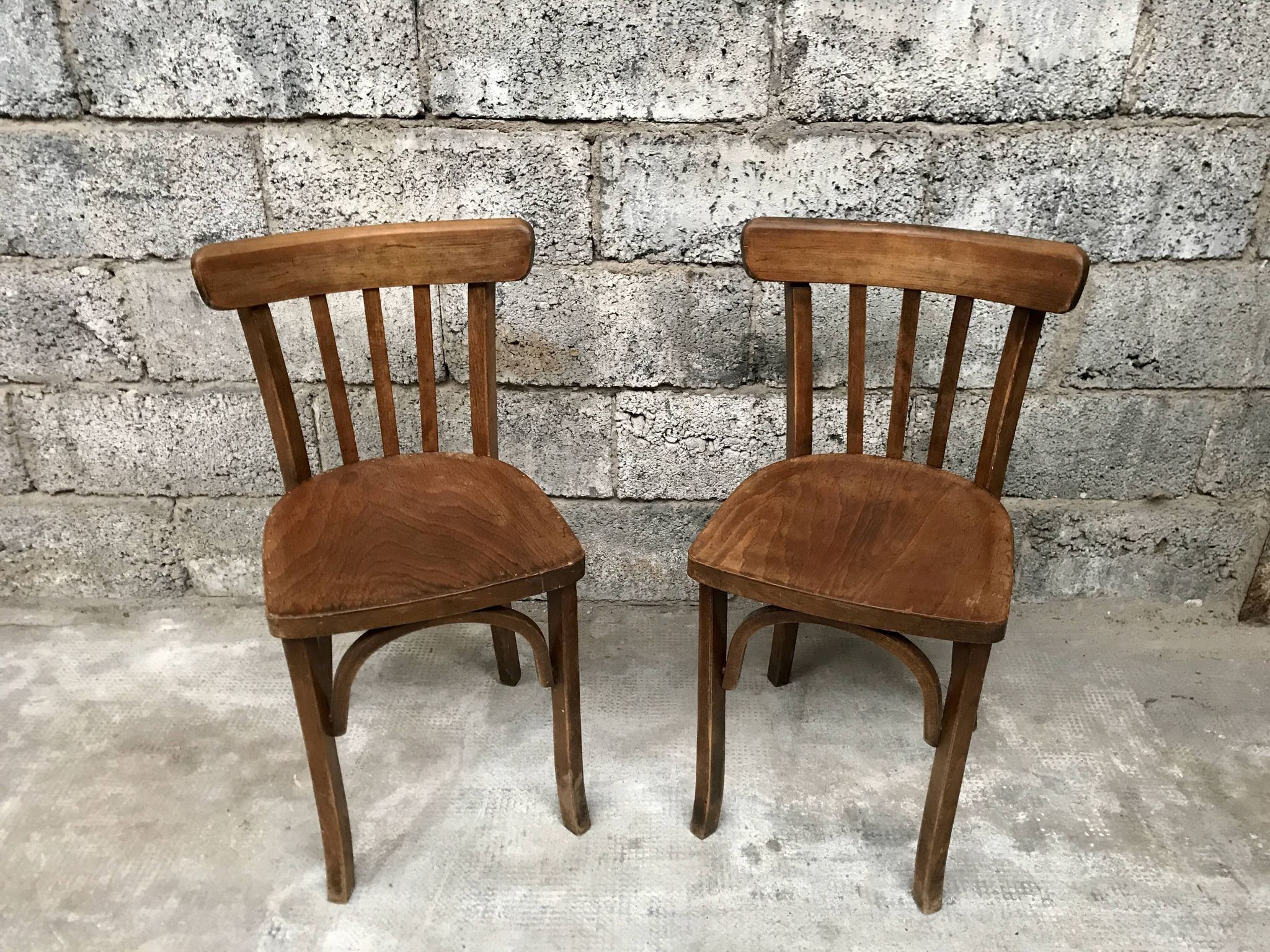Pair of bistro chairs troquet Parisien in curved wood 1950