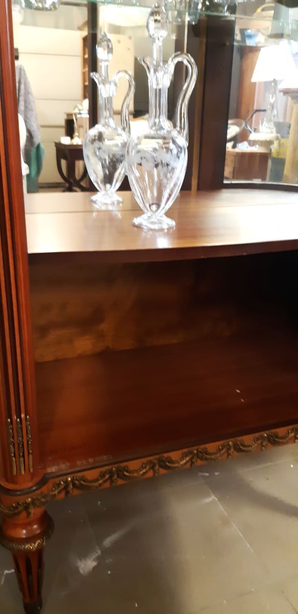 Showcase Louis XVI style, twentieth realization, signed cabinetmaking JP Ehalt of very good quality.