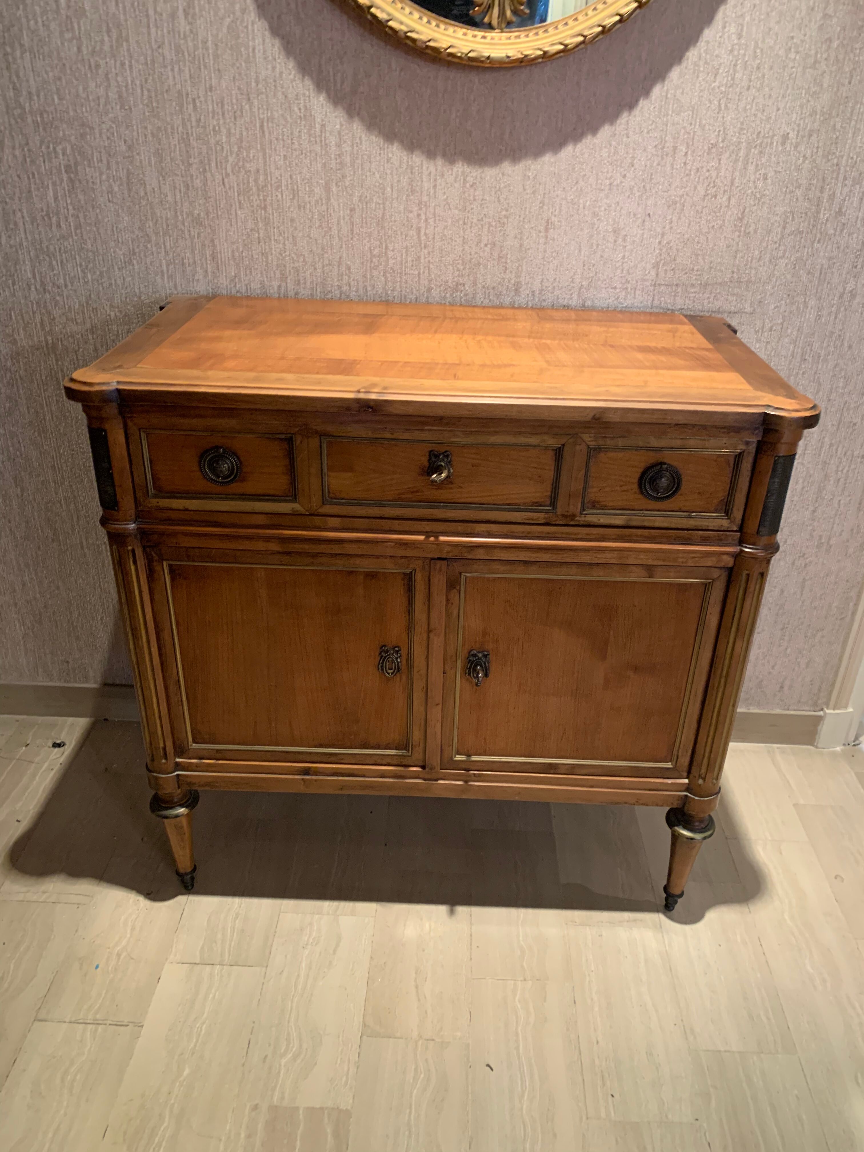 Commode de style Louis XVI