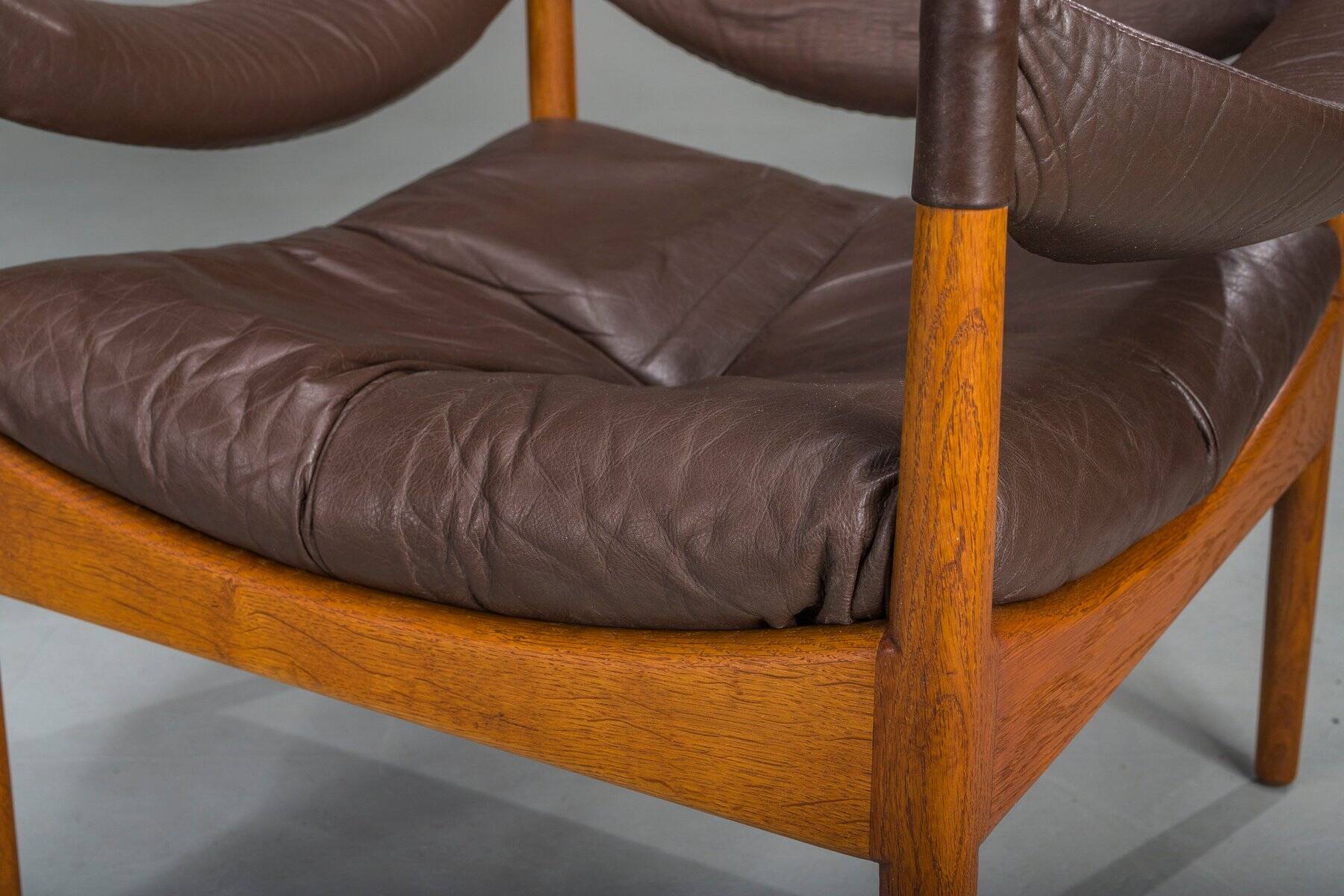 Ensemble de 3 fauteuils lounge danois modernes en chêne et cuir avec repose-pieds, conçus par Kristian Vedel pour Søren Wiladsen, années 1960.