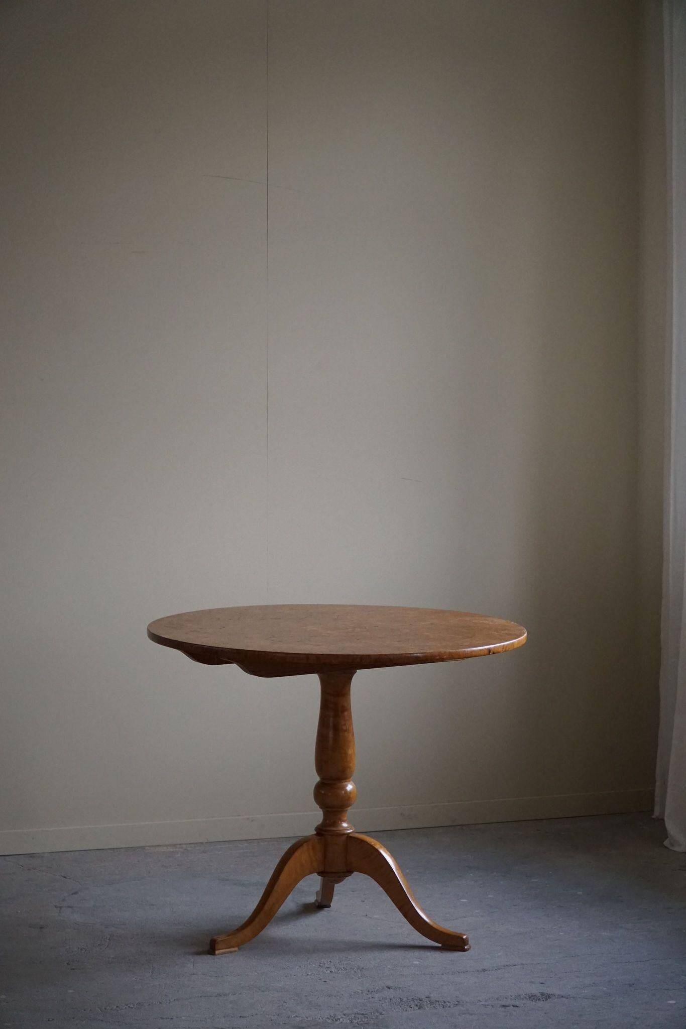 Antique Swedish round folding table in burl wood, early 19th century.