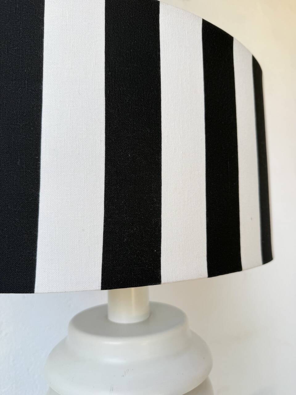 White lacquered metal table lamp from the 60s