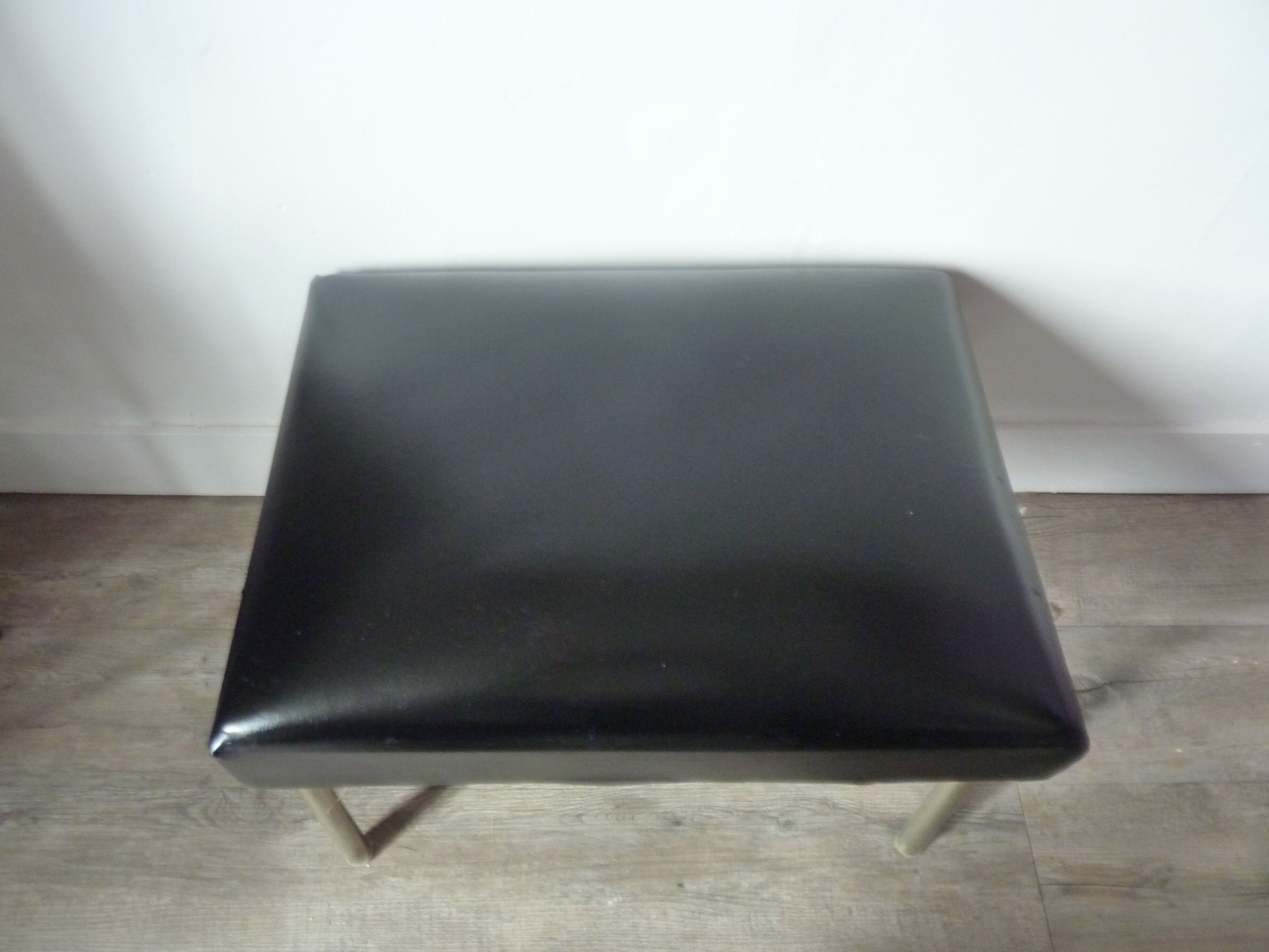Ottoman foot rest in chrome and black leatherette of the 1950s