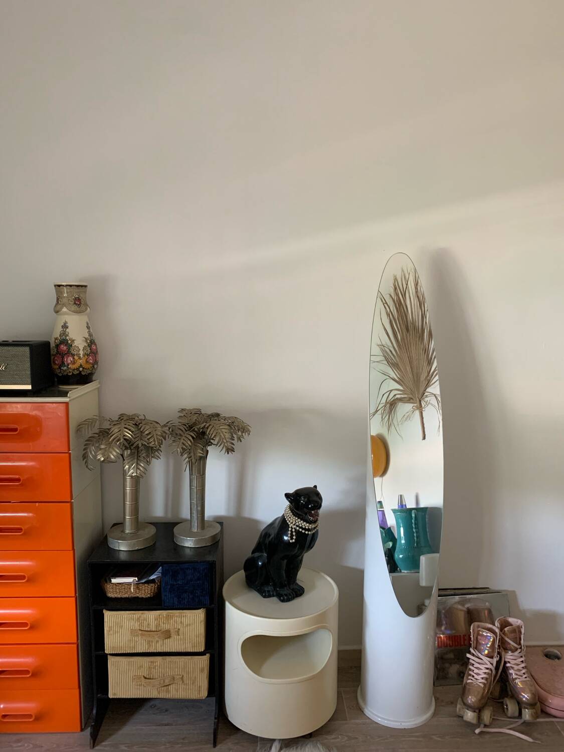 Lipstick mirror on foot