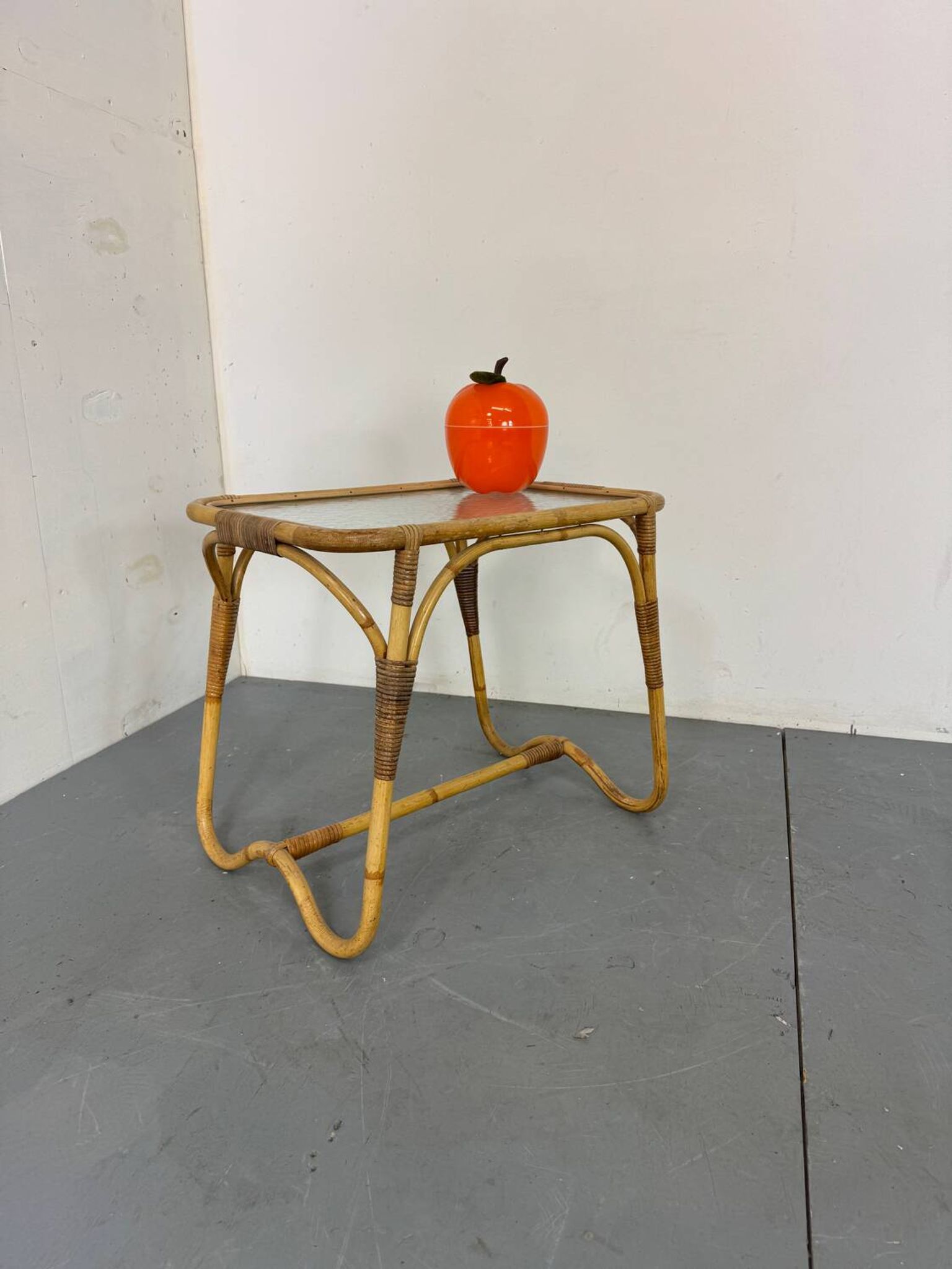 Table d'appoint bohème vintage en rotin, bambou et verre de Rohé Noordwolde,