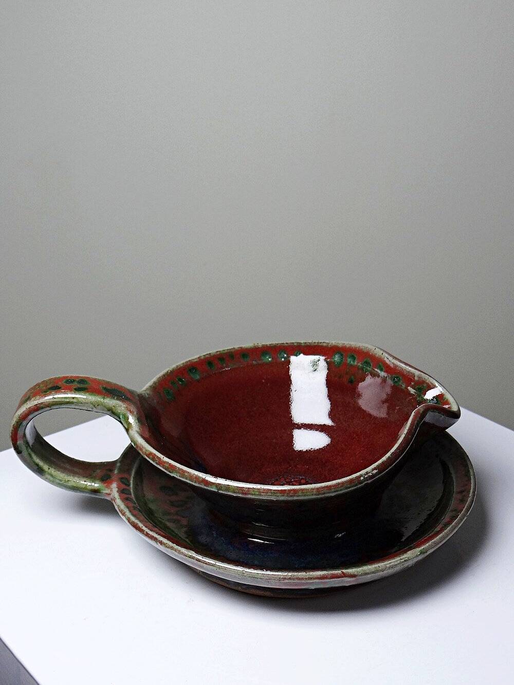 Glazed stoneware sauce boat Fontgombault, red and green, vintage 1960-1970.