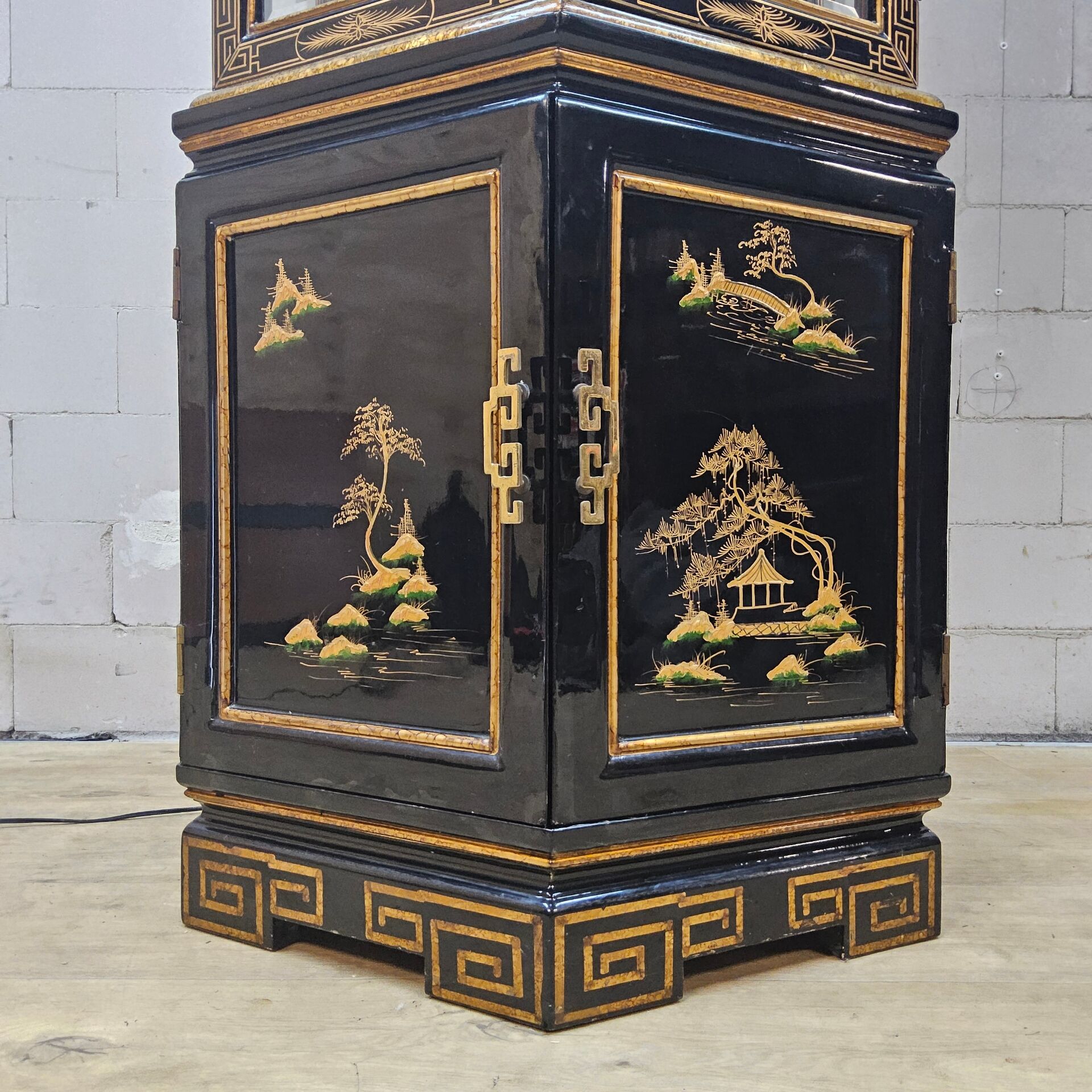 Vitrine chinoise avec toit en pagode et éclairage (asiatique)