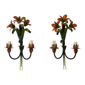 Large pair of vintage sconces in painted metal in the shape of a fleur-de-lis and foliage. 1970s