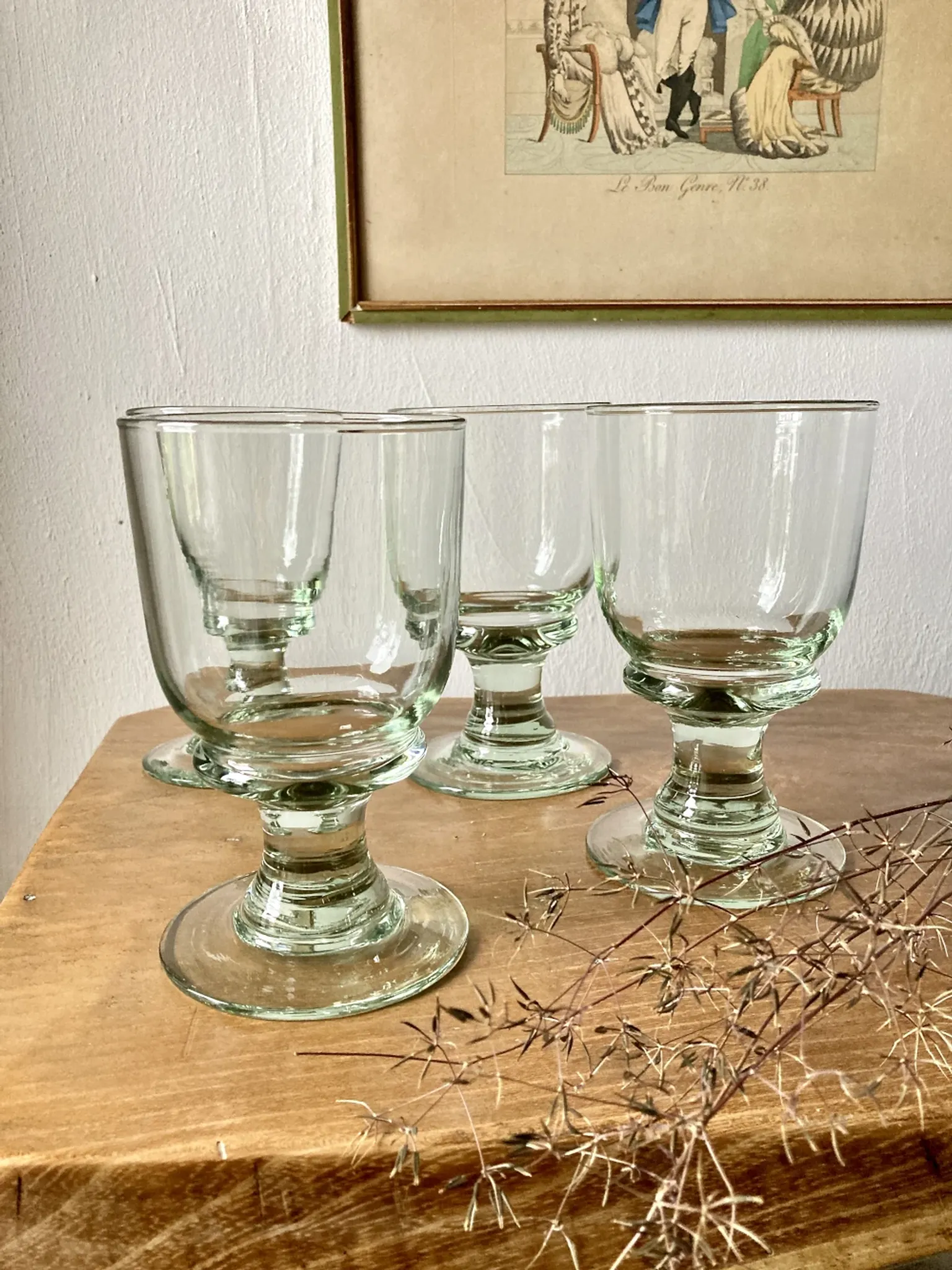 4 verres sur pied en verre soufflé artisanal de teinte verte