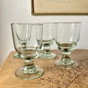 4 verres sur pied en verre soufflé artisanal de teinte verte
