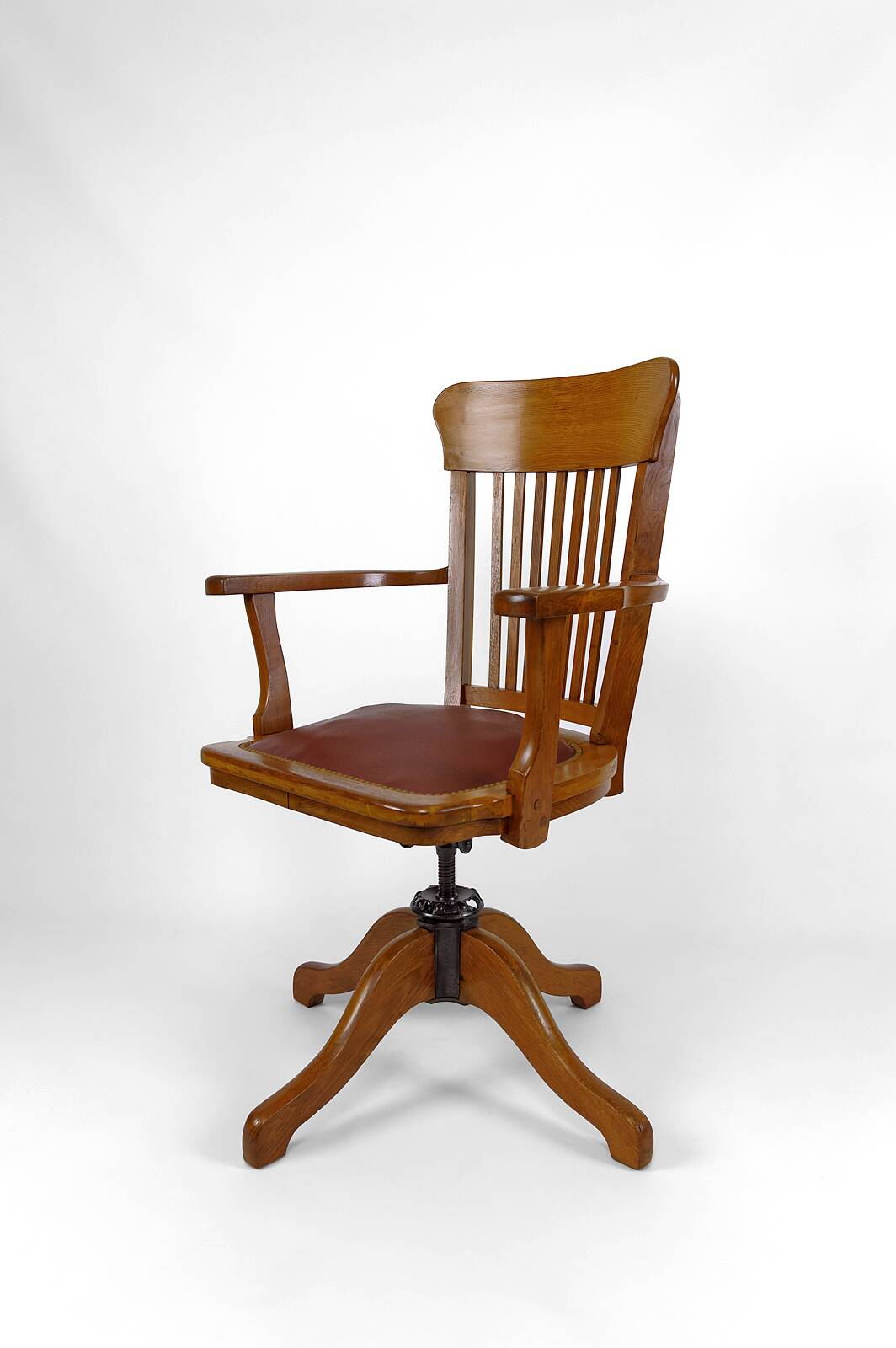 American swivel office armchair in oak, with leather seat, USA, Circa 1900