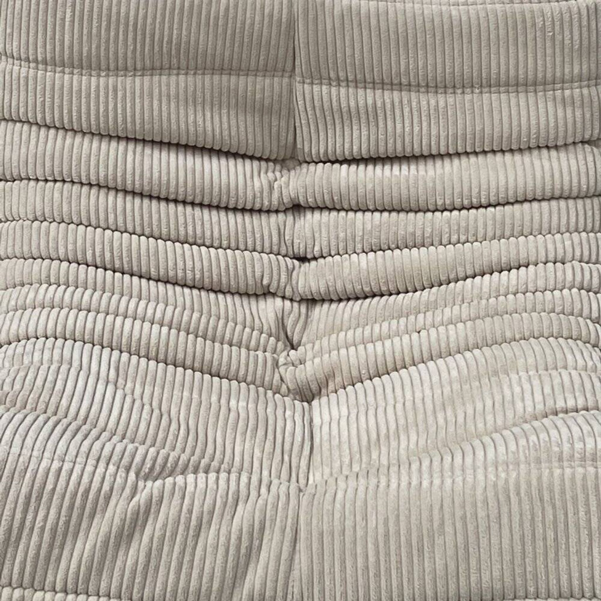 Fauteuil Togo Lounge en velours côtelé beige par Michel Ducaroy pour Ligne Roset.