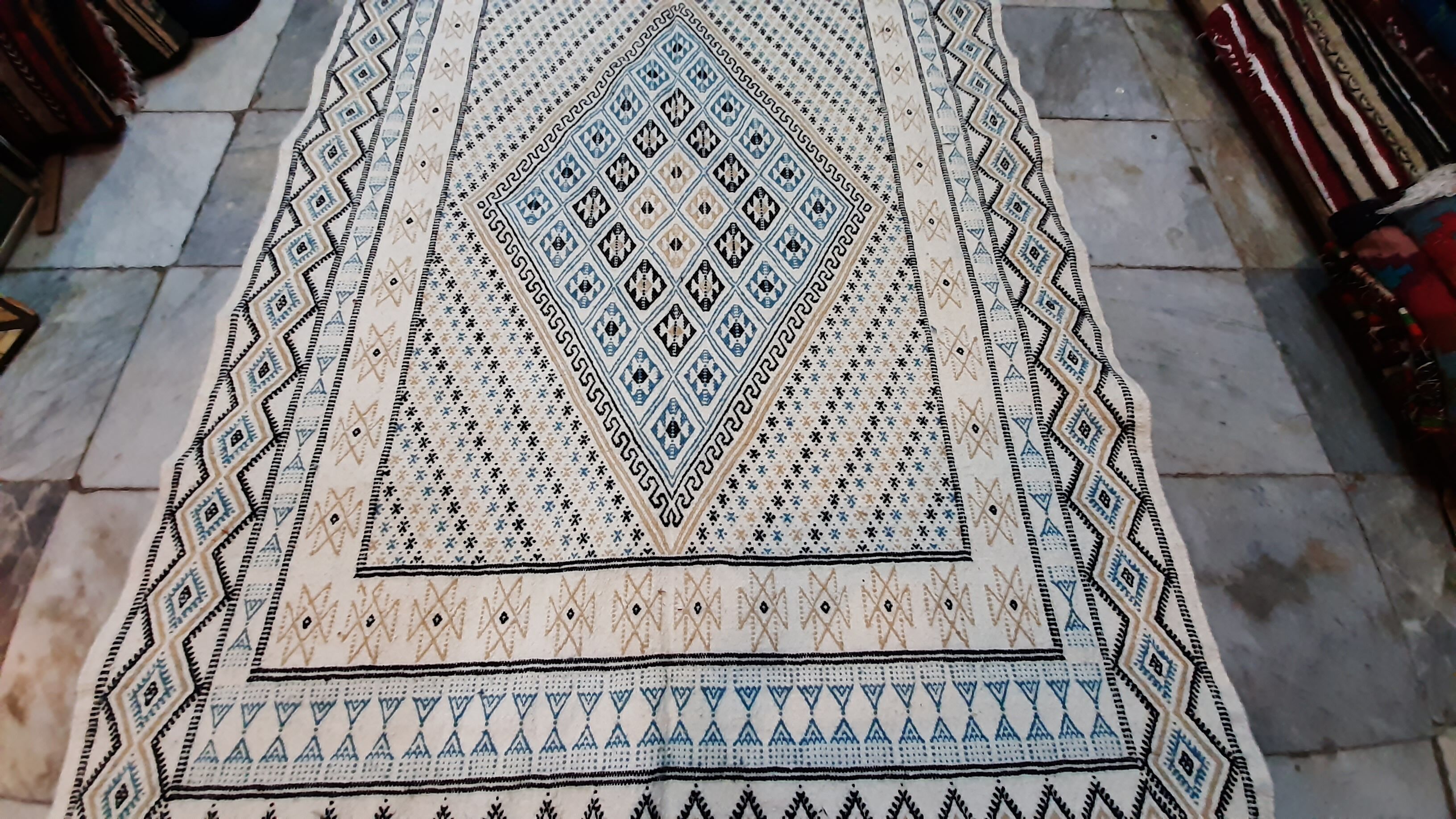 Tapis blanc et bleu marocain en laine fait main - 240x150cm