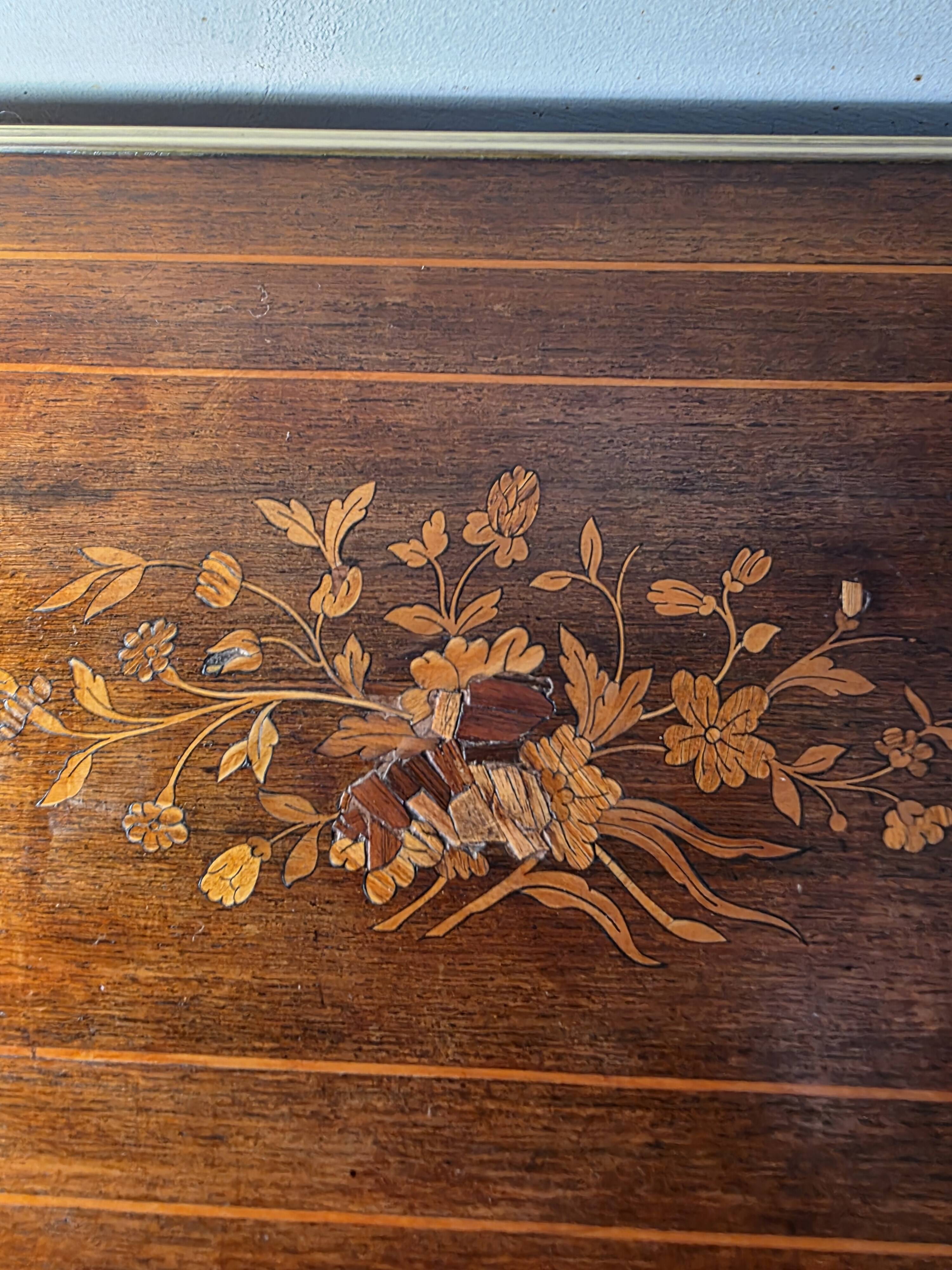 Napoleon III hairdresser in walnut and brass marquetry from the 19th century.