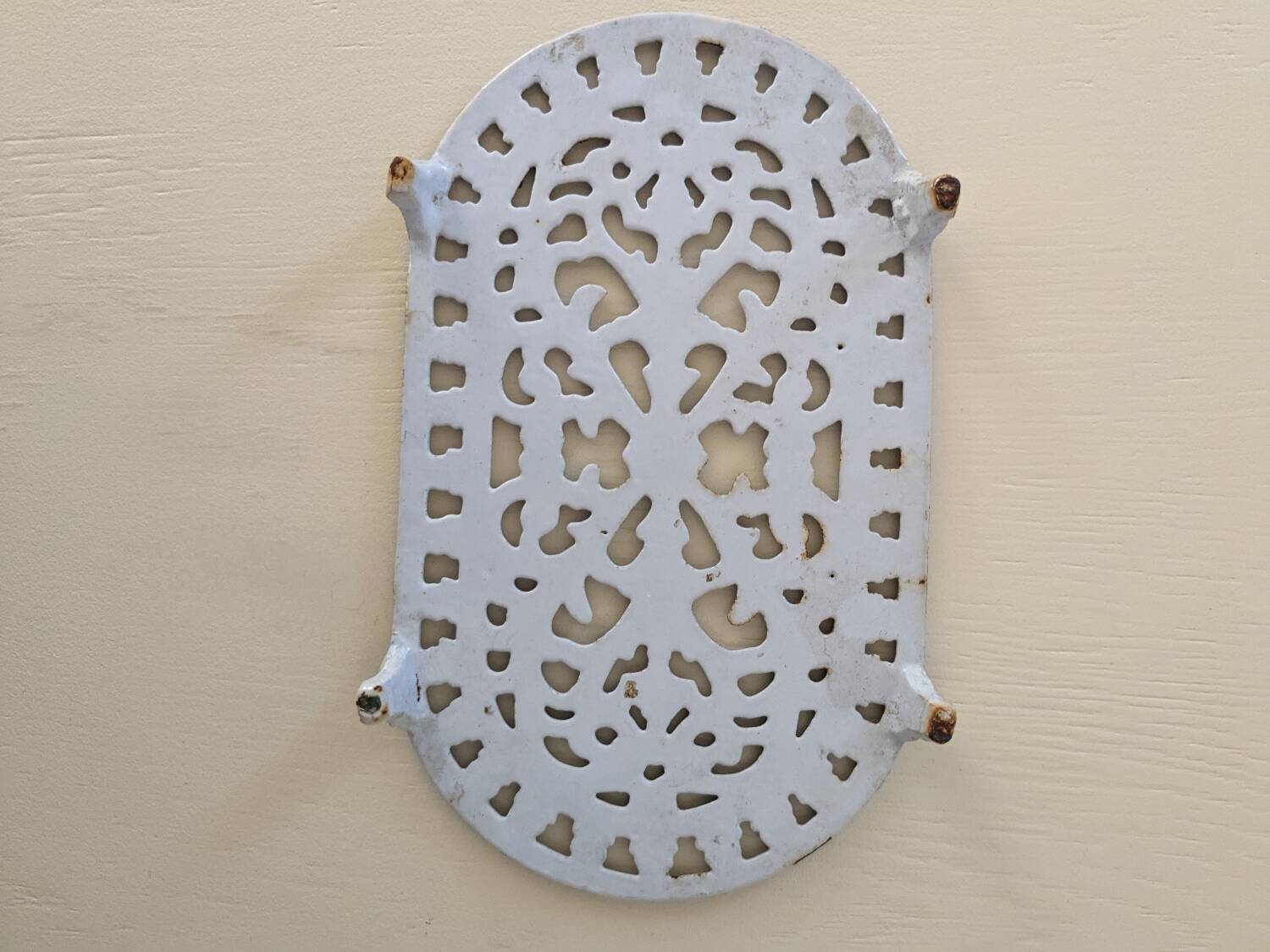 Enamelled cast iron trivet