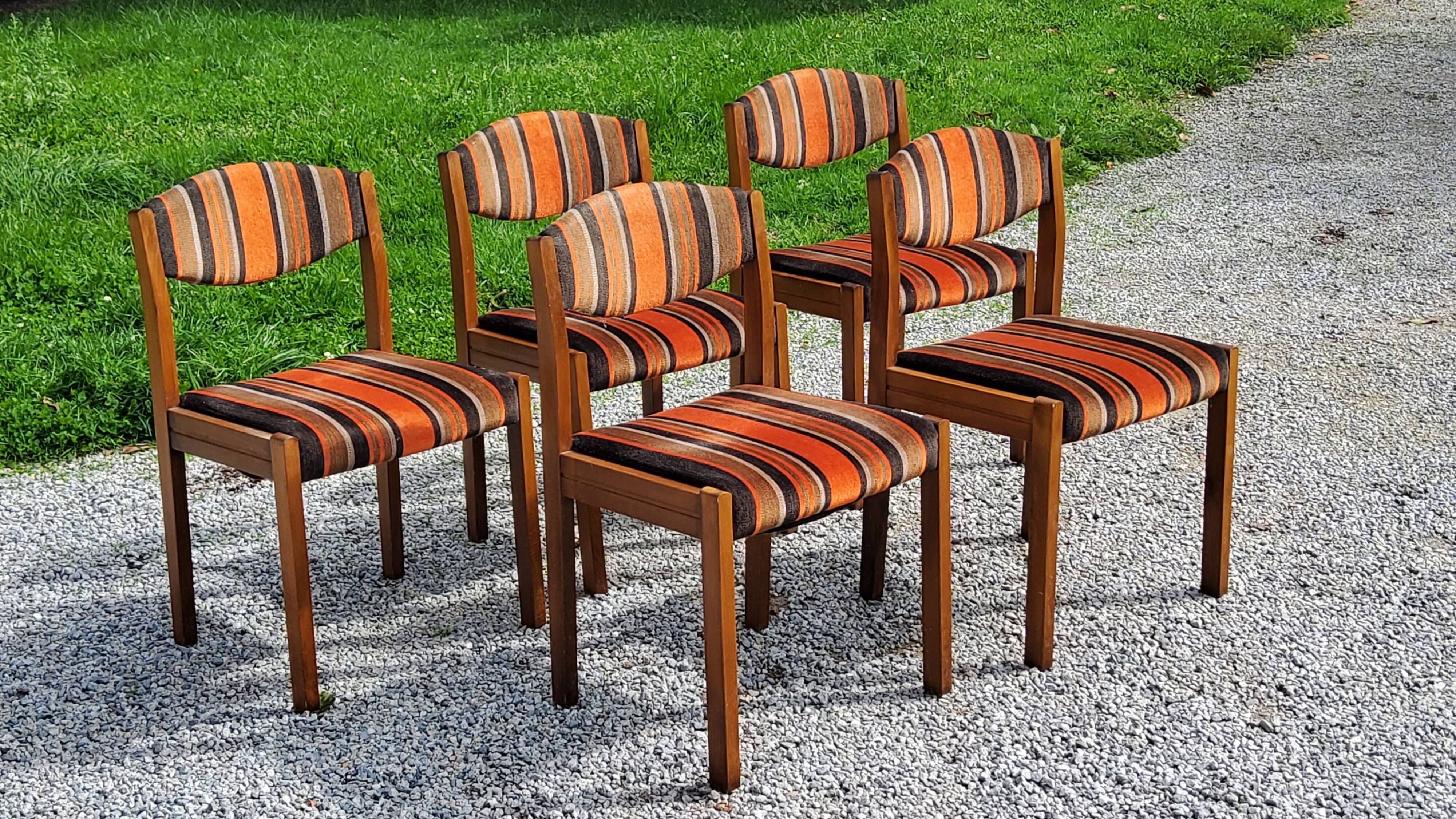 Set of 5 70s designer chairs in beech and orange and brown velvet Self éditeur