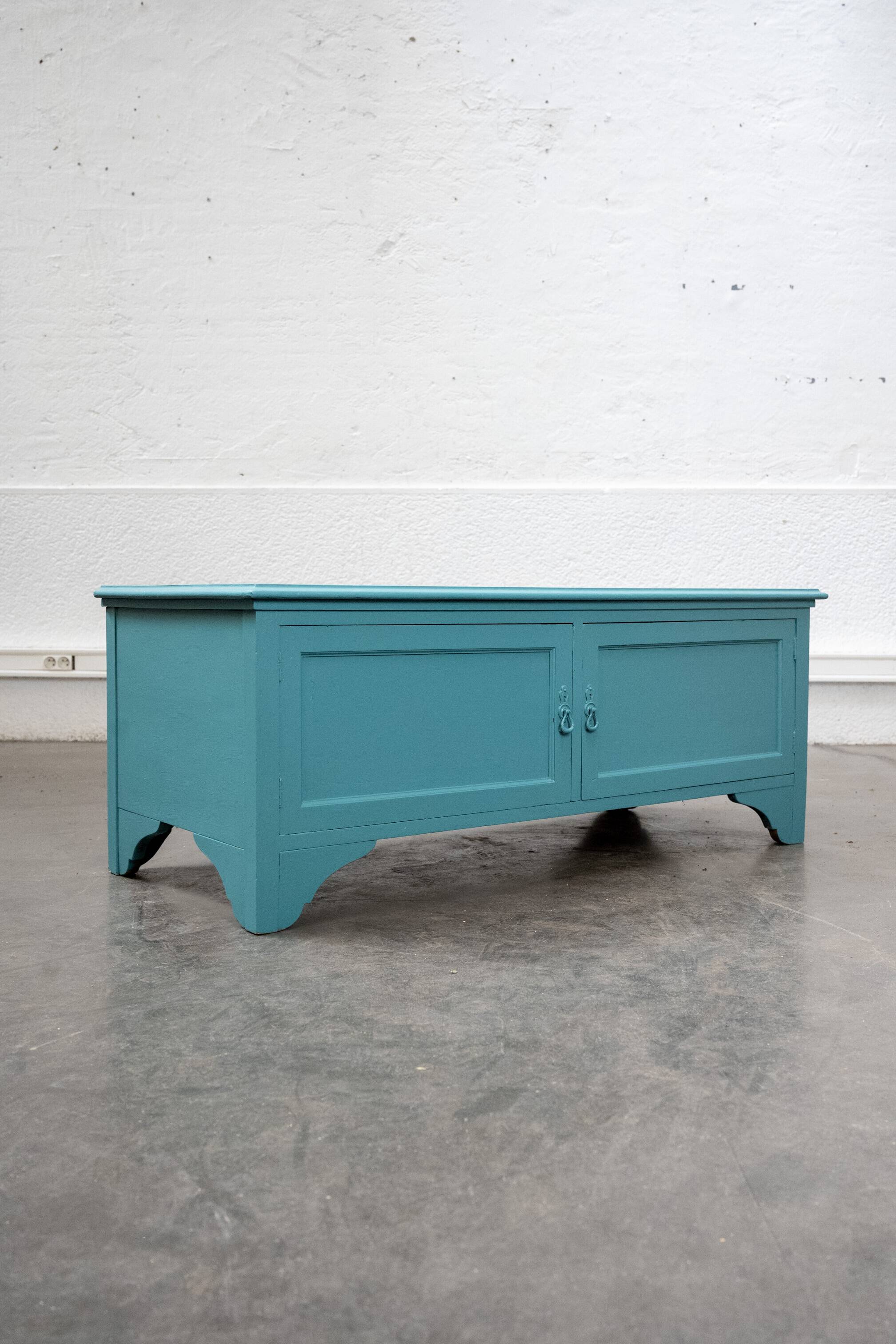 Meuble bas en bois peint