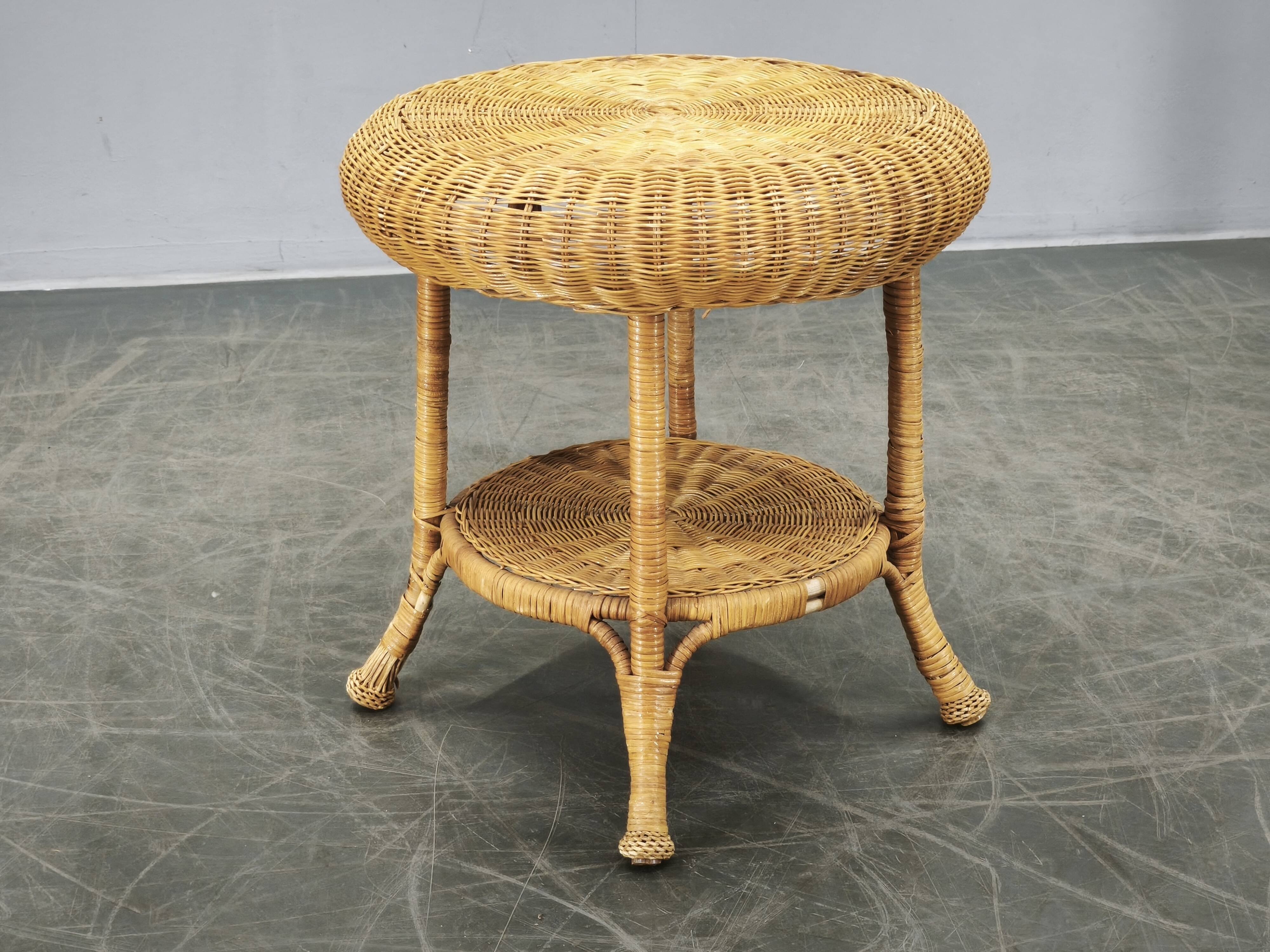 Ensemble de salon en rotin et osier italien des années 1950, quatre fauteuils et une table.