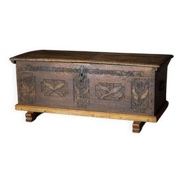 Coffre d'art populaire scandinave en chêne du XVIIIe siècle avec panneaux sculptés, daté de 1764