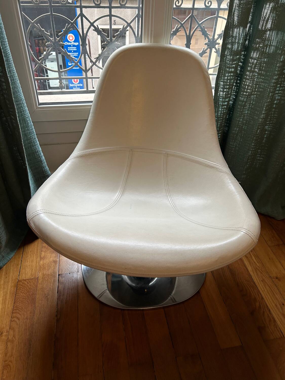 Fauteuil pivotant "egg tirup" de carl öjerstam ", cuir blanc