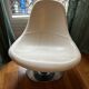 Fauteuil pivotant "egg tirup" de carl öjerstam ", cuir blanc