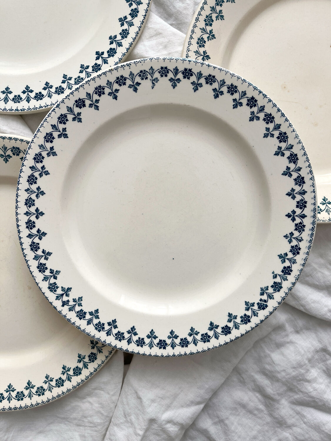 4 flat plates in “Barbeaux” ironstone, Clairefontaine earthenware