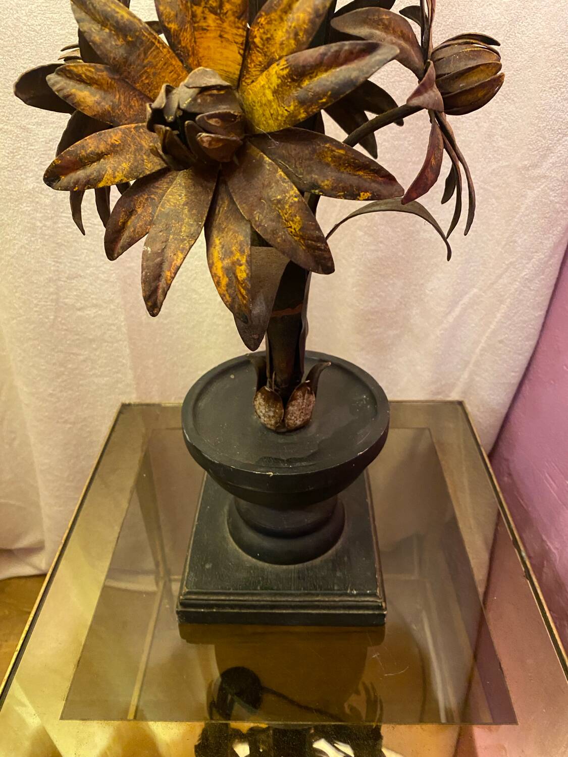 Metal flower lamp with wooden base