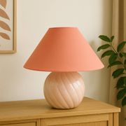Lampe vintage en céramique rose poudré et abat-jour corail
