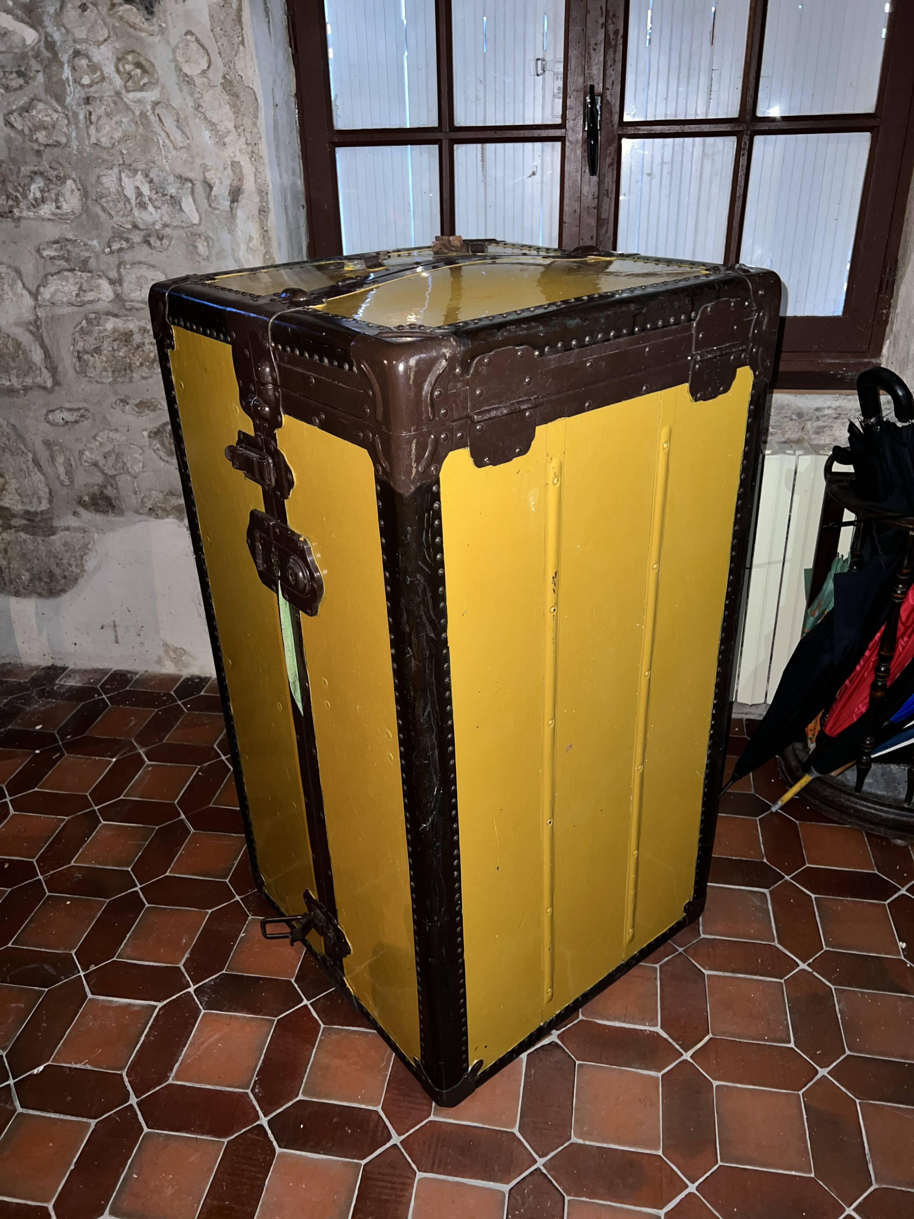 Malle de cabine ancienne avec son intérieur marque Mendel Trunx