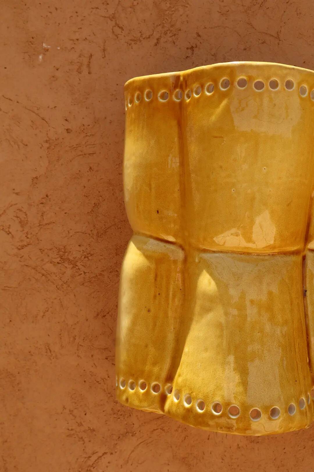 Sculptural wall light in yellow ceramic