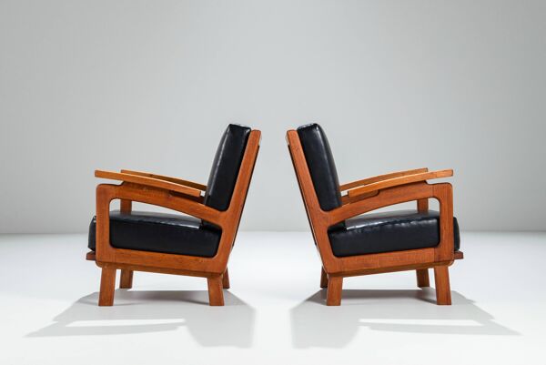 Paire de fauteuils lounge belges en chêne massif avec des coussins en cuir.