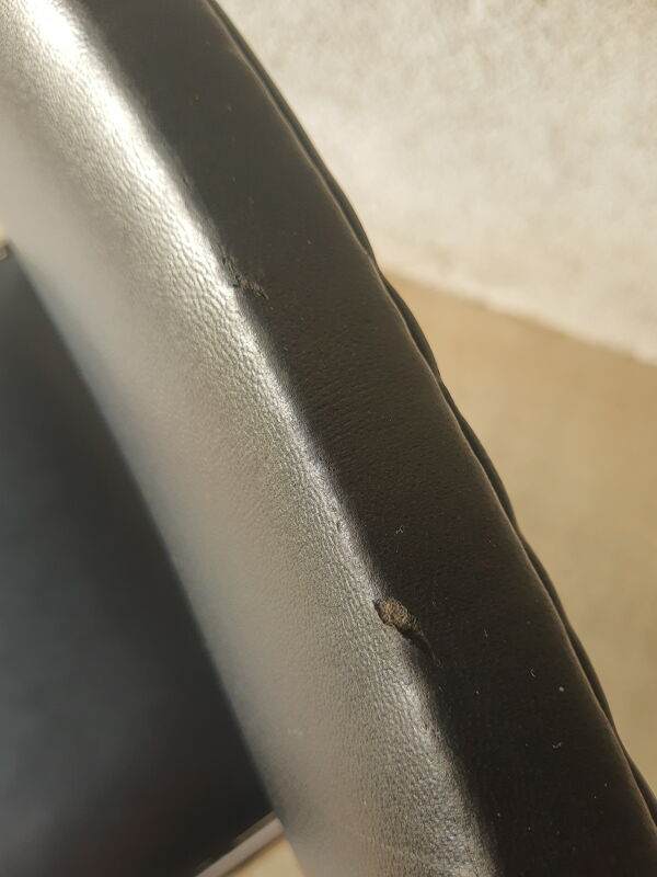 Chaise traineau skaï noir années 70 vintage