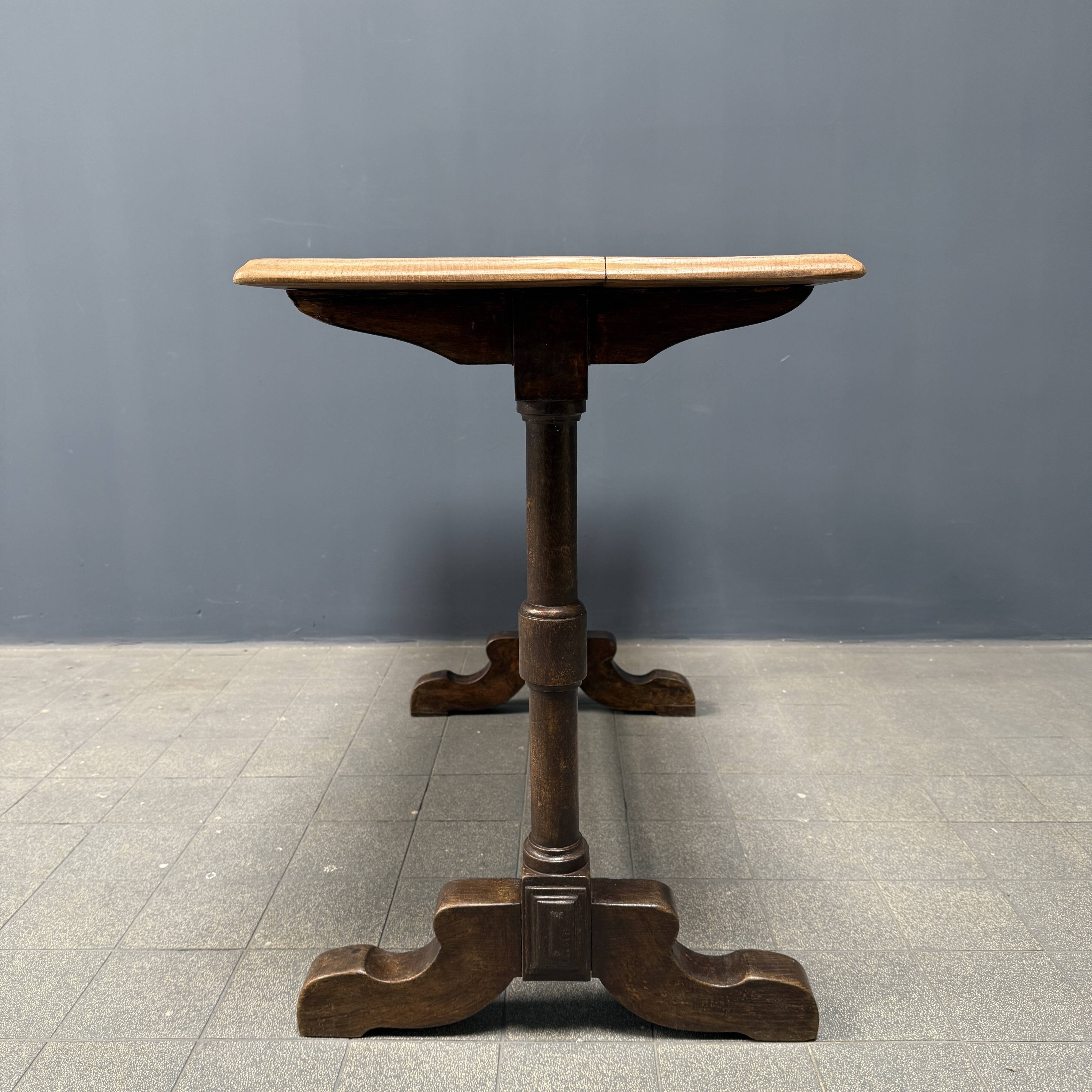 Table de bistrot ancienne française avec plateau en bois d'orme clair
