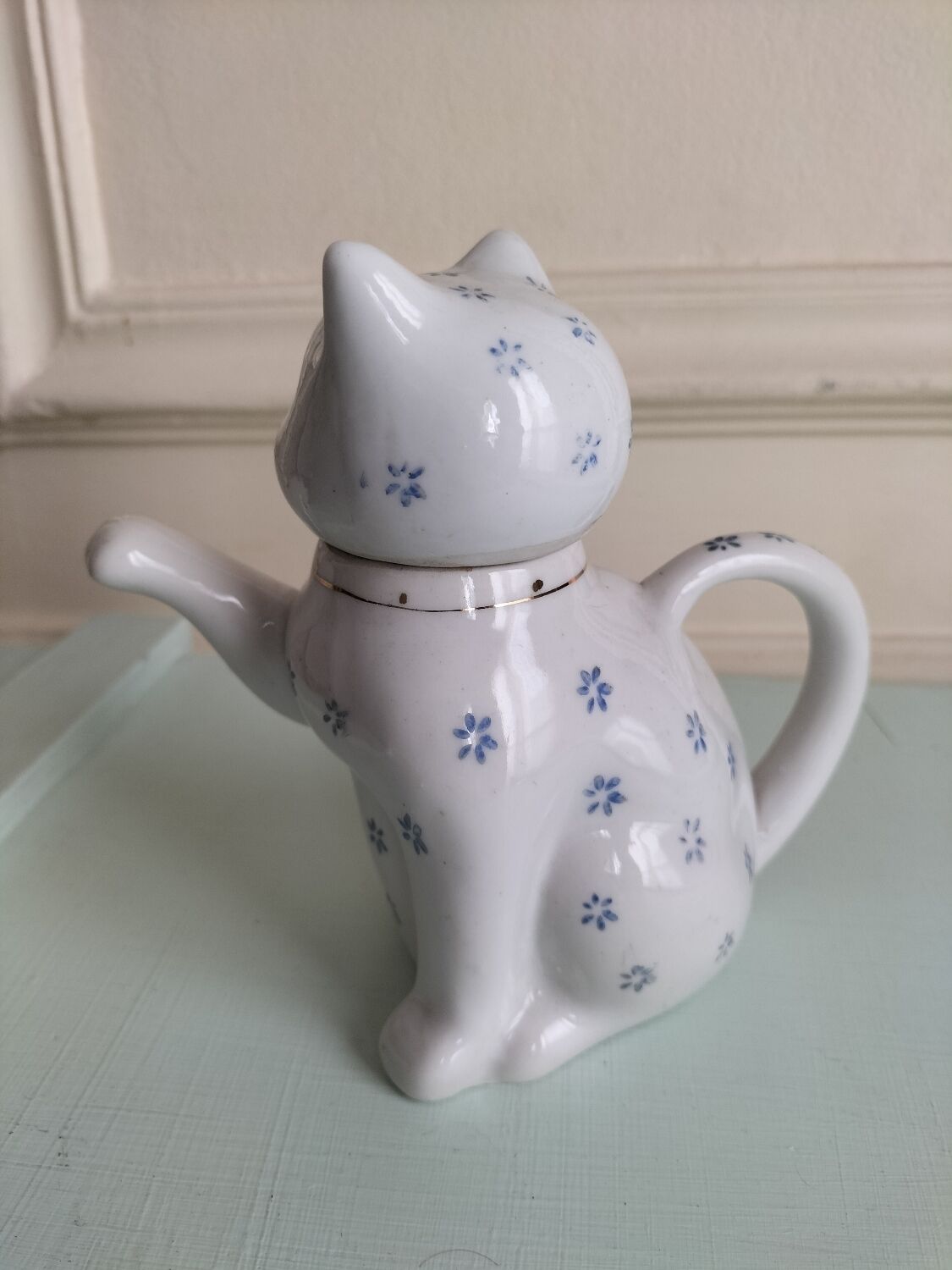 Porcelain teapot cat