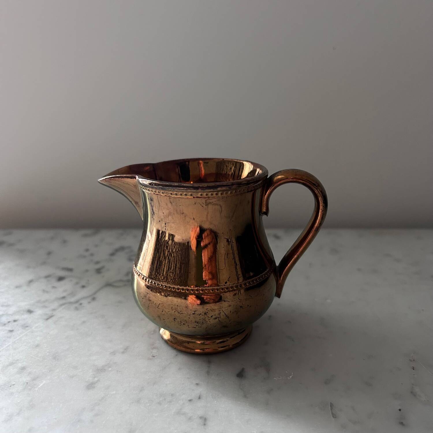 Crémier en porcelaine mordorée 