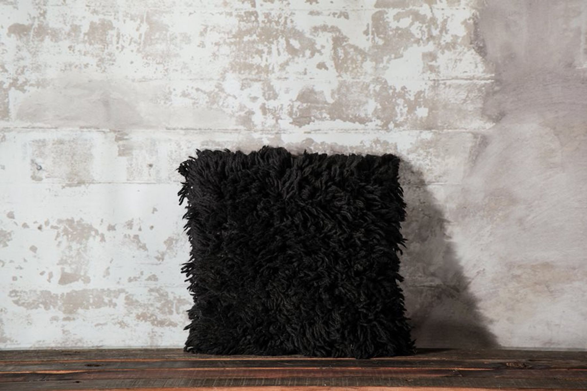 Coussin berbère noir en laine 40x40