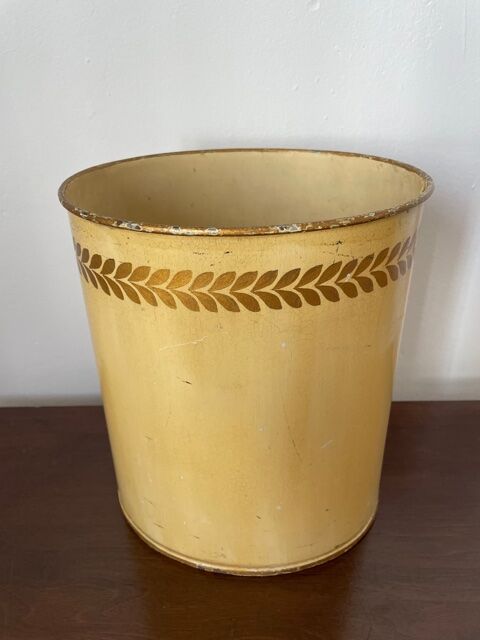 Lacquered sheet metal paper basket
