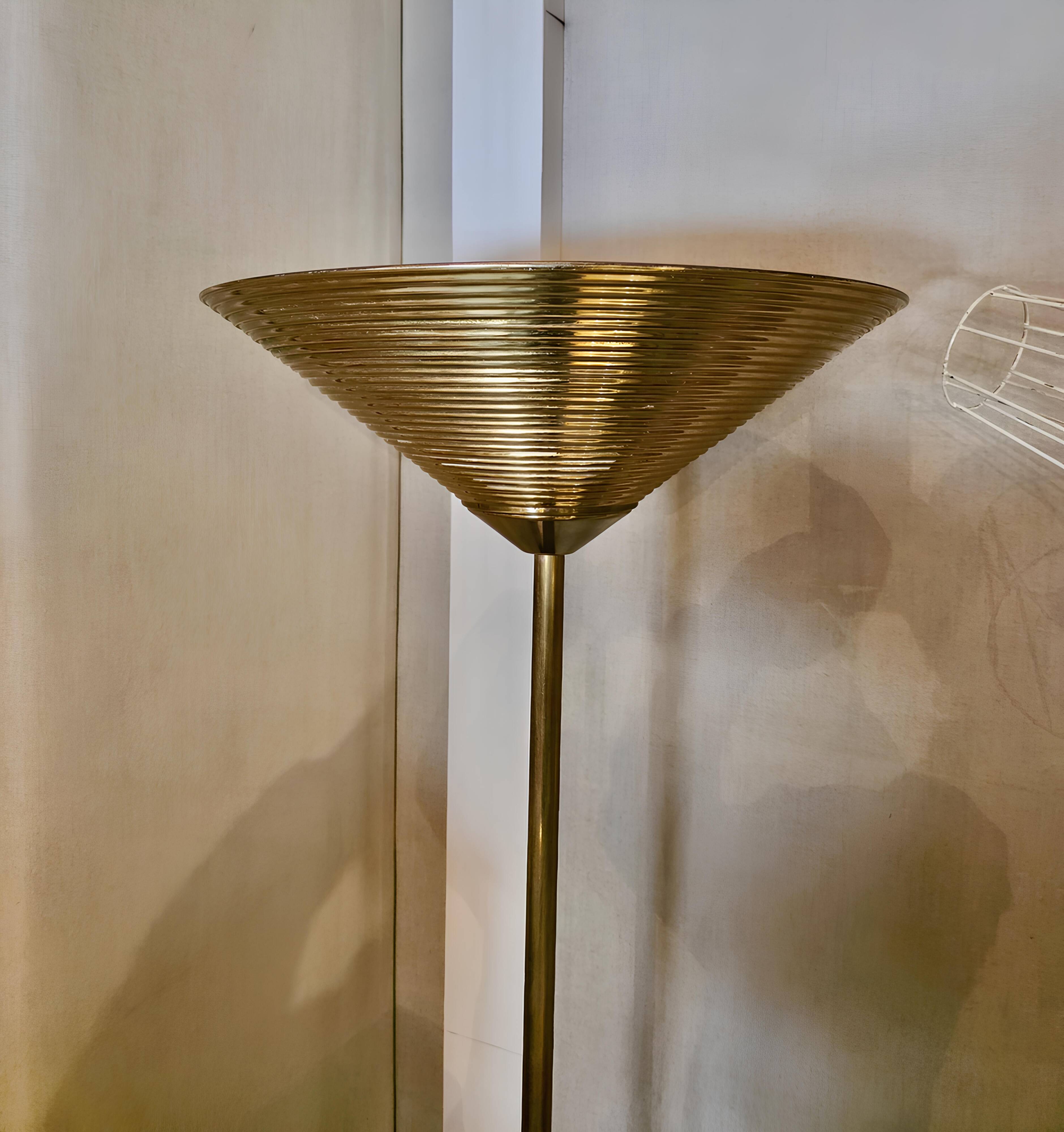 Lampadaire torchière en laiton Travail italien, circa 1965–1975