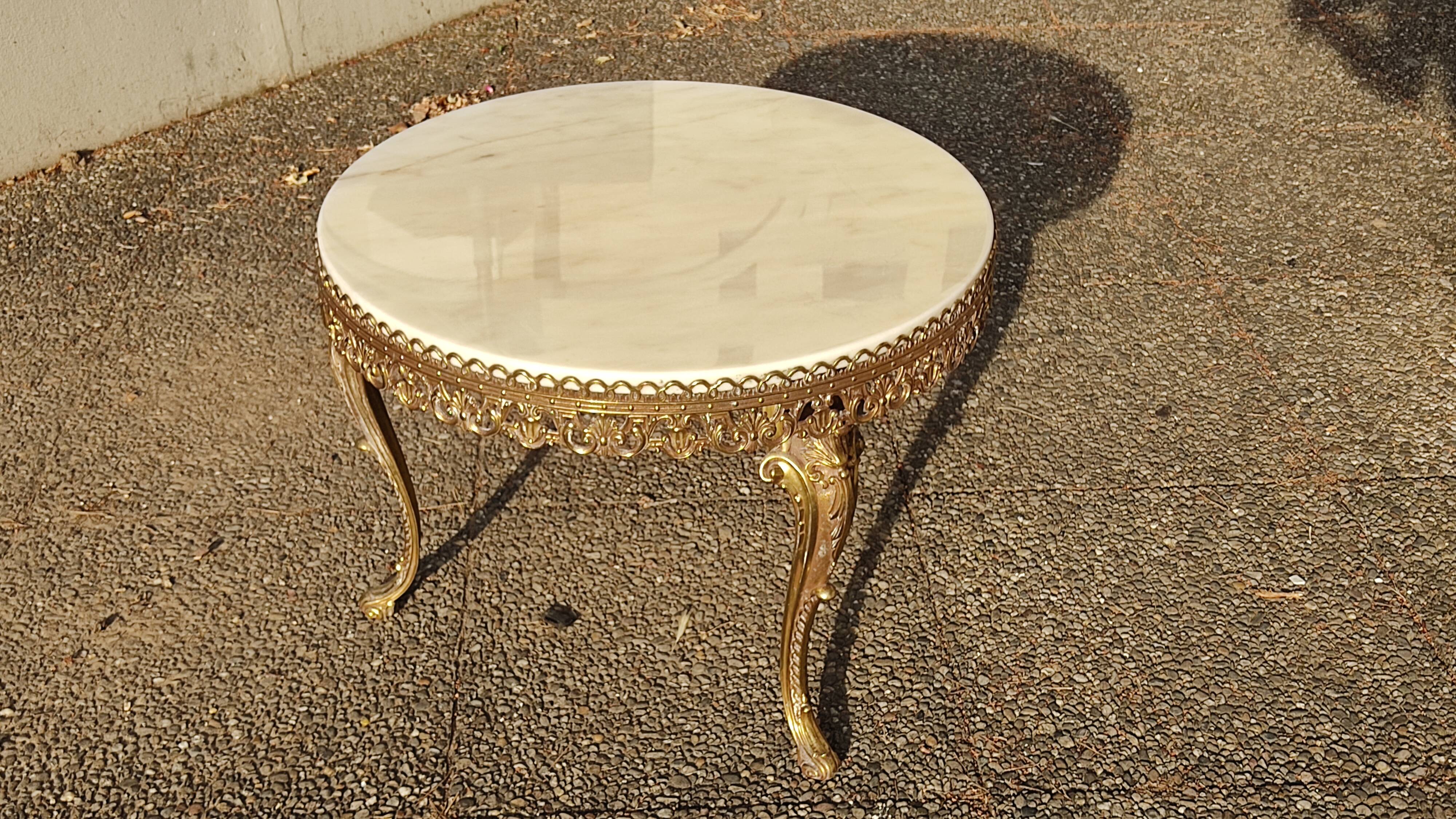 Table basse ronde en marbre blanc ivoire, bordures bronze doré décoratives, style louis xv, a.60.