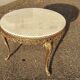 Table basse ronde en marbre blanc ivoire, bordures bronze doré décoratives, style louis xv, a.60.