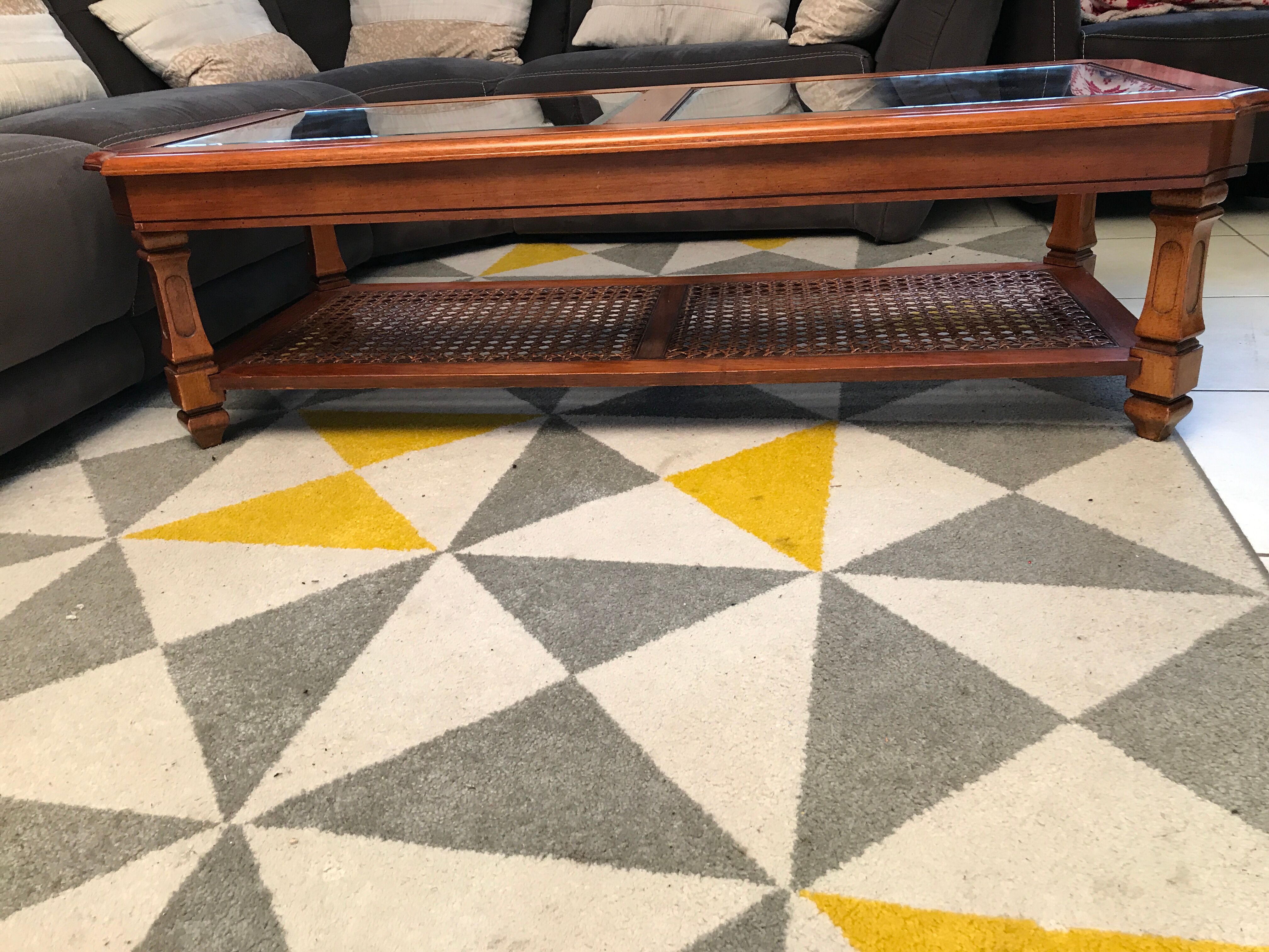 Table basse en merisier plateau verre cannage