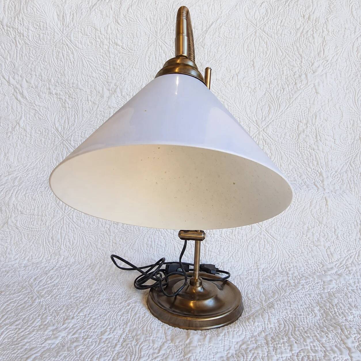 Articulated Daylight desk lamp with magnifying glass and clamp – Aged brass finish