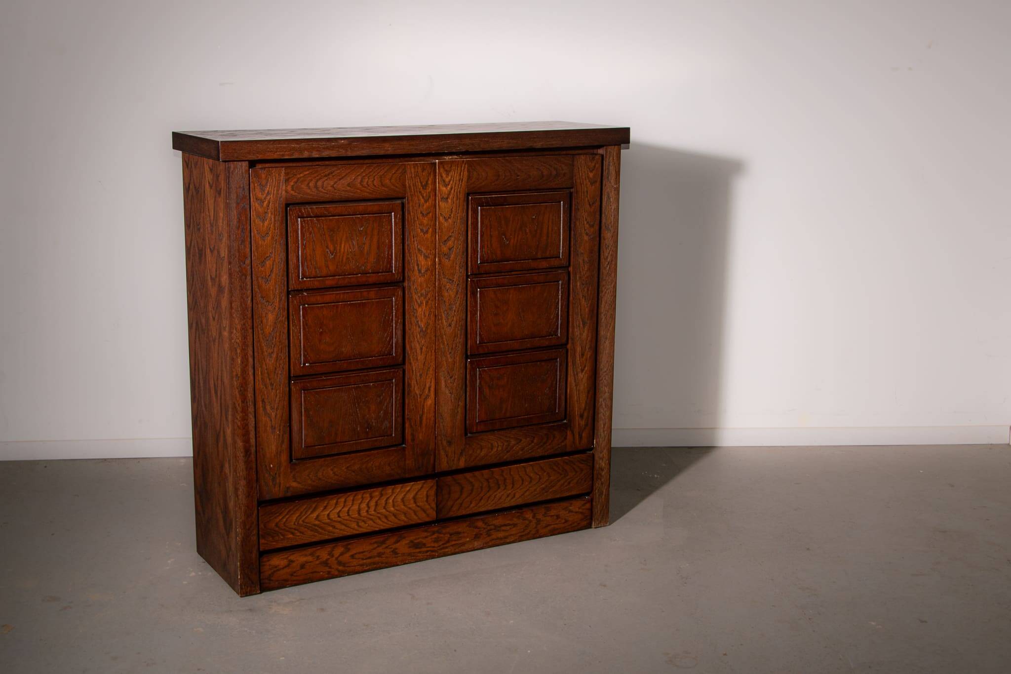 Meuble bar avec portes sculptées en chêne