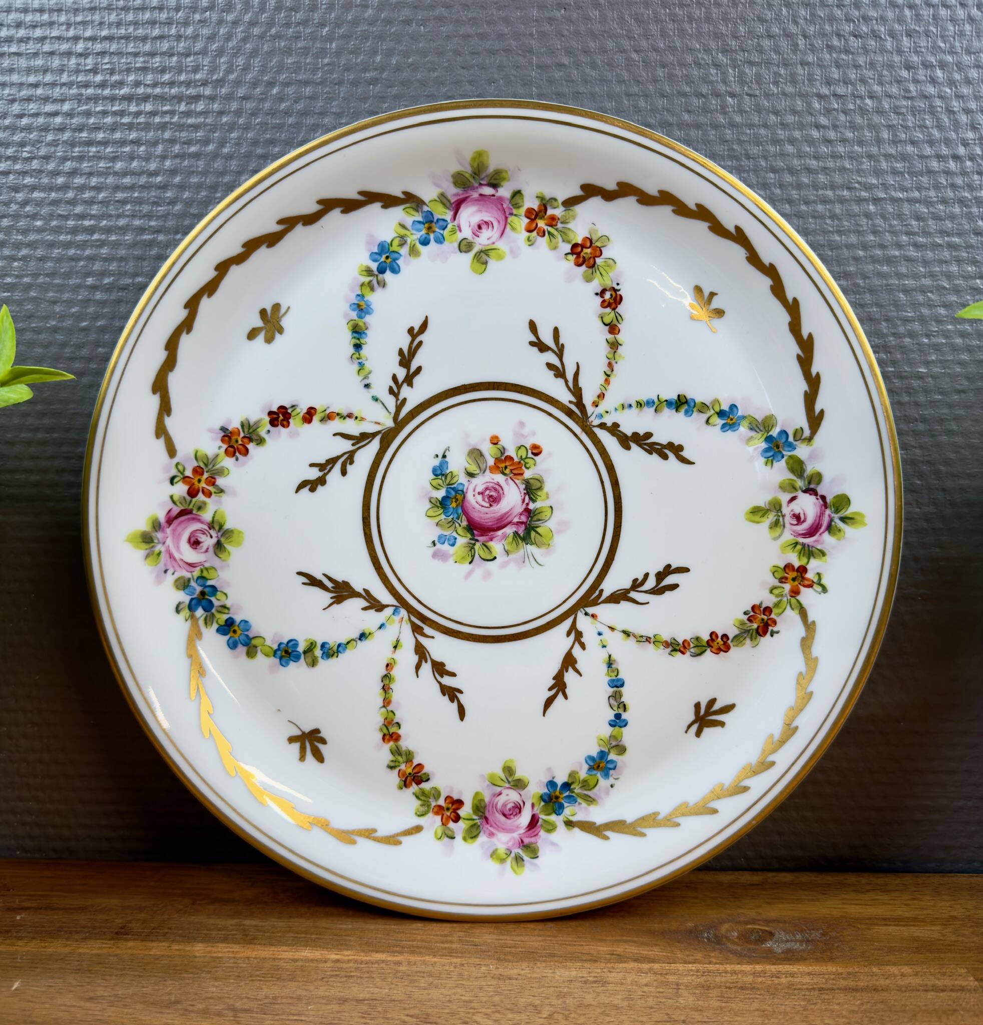 Plat ancien en porcelaine – décor floral doré – avec coffret