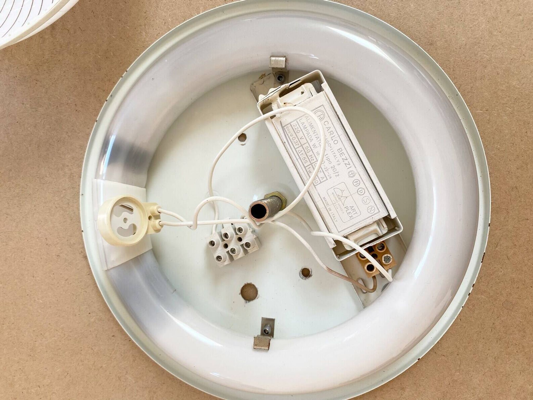 Plafonnier vintage de l’ère spatiale, abat-jour rayé en plastique