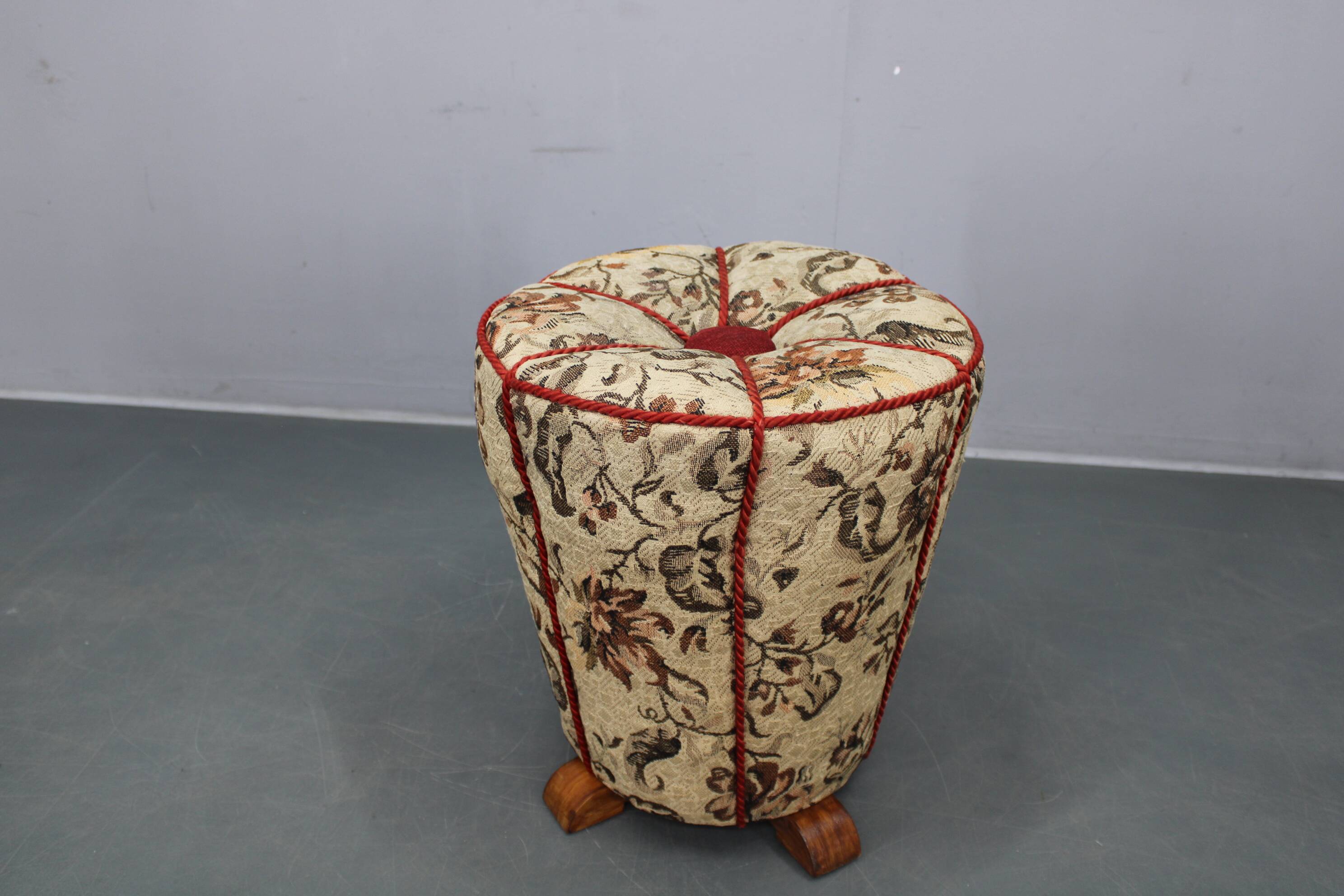 Tabouret Art déco capitonné en tissu à motifs floraux, Tchécoslovaquie, années 1930