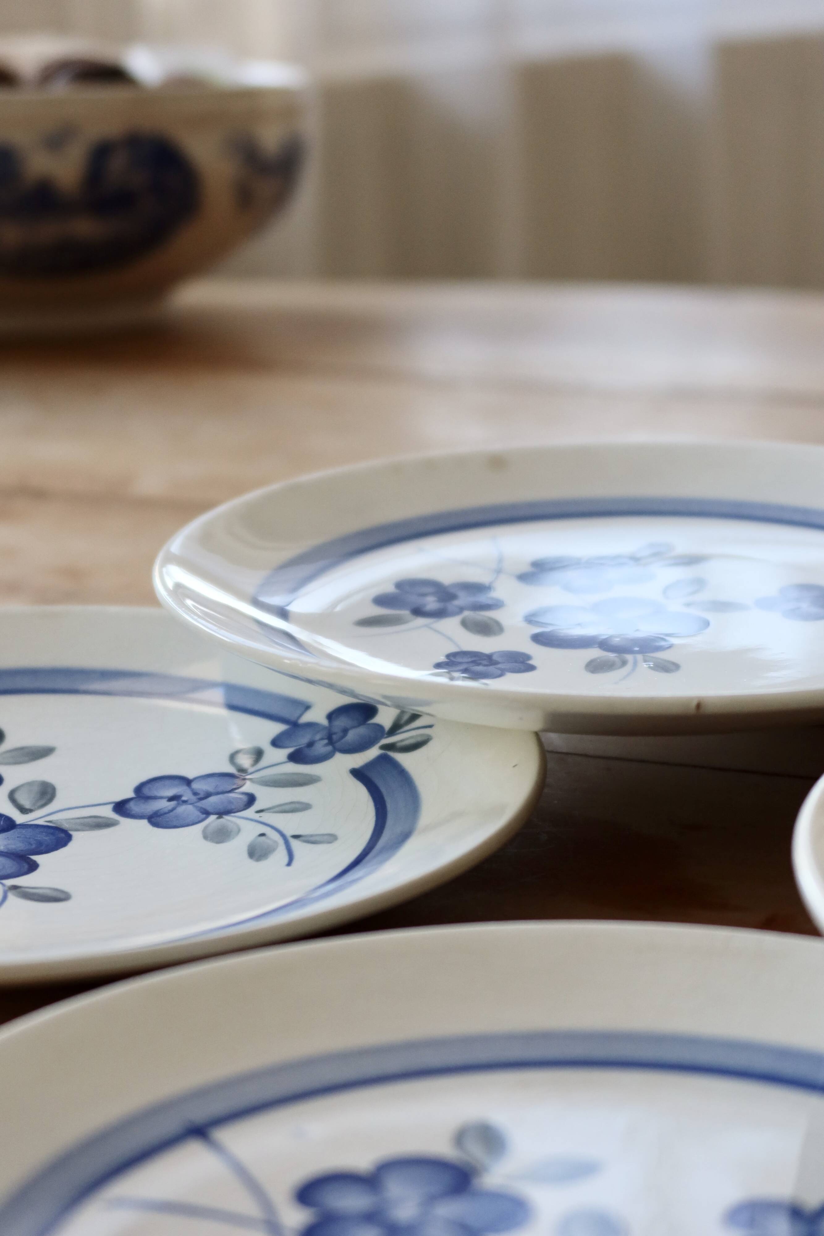 6 assiettes à dessert vintage faience de Gien modèle Nancay motif fleuri bleu peint à la main