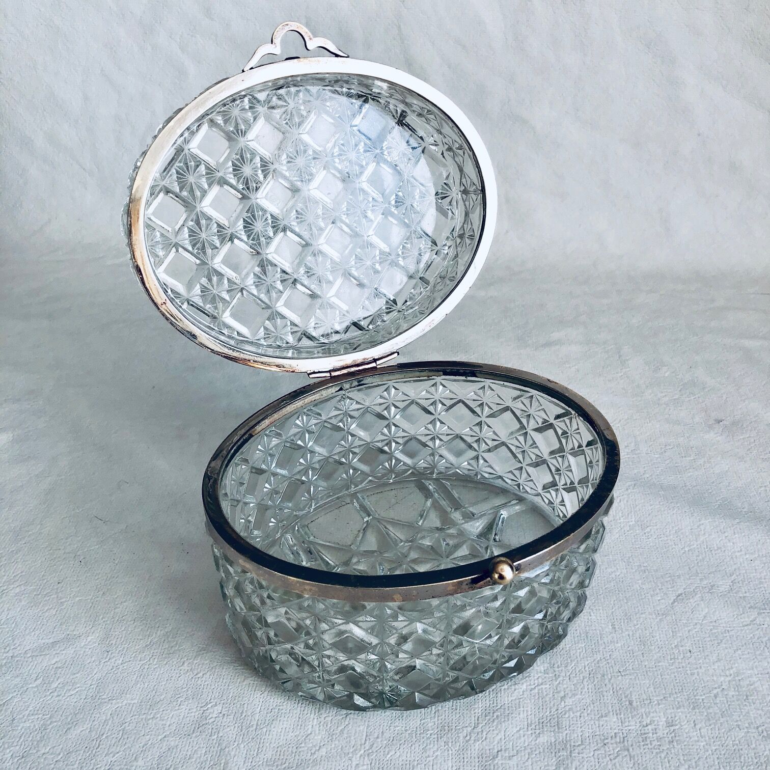 Boite à bijoux en verre taillé et laiton argenté