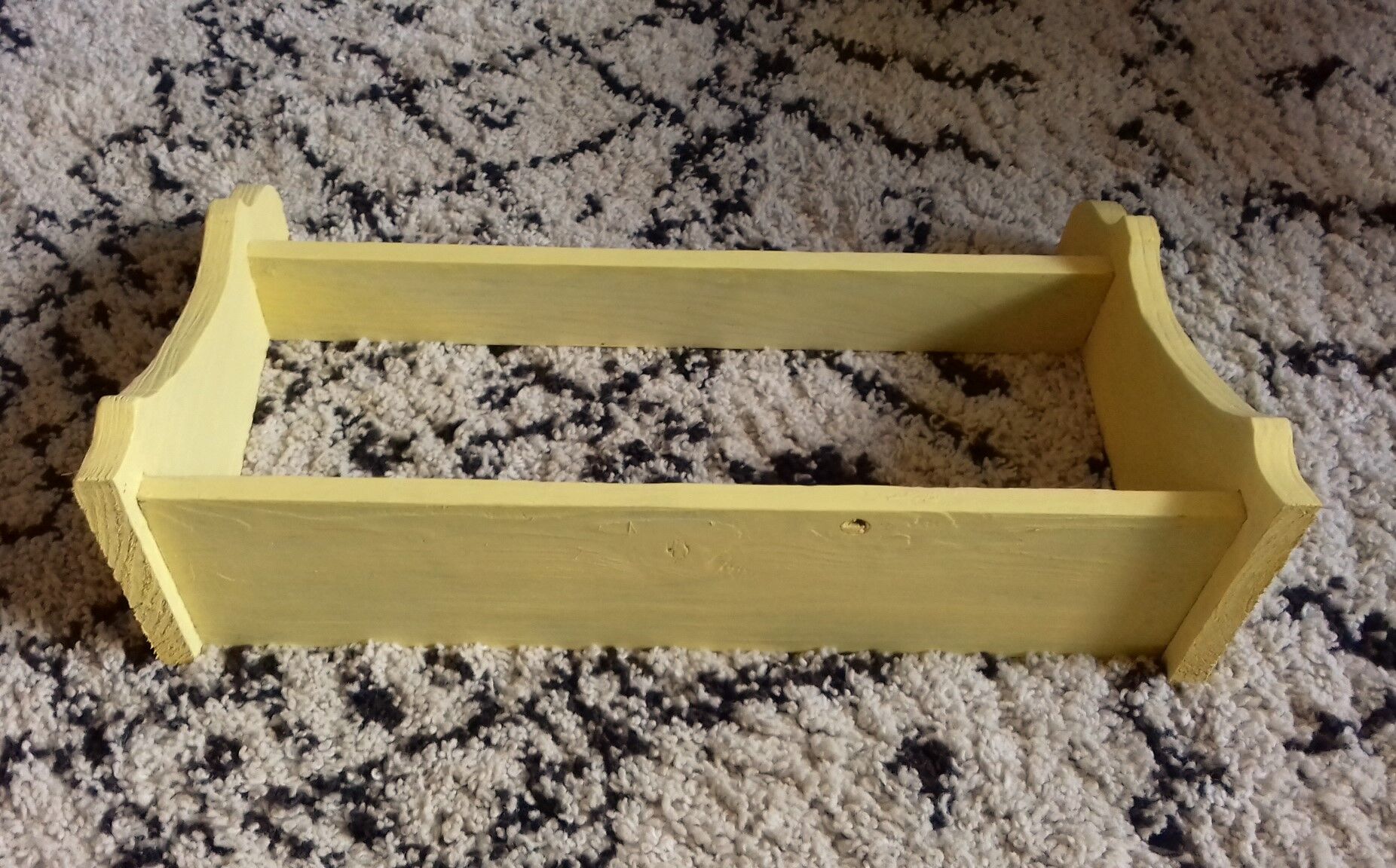 Etagère bois 2 rayons coloris jaune Babouche Farrow & Ball à poser ou suspendre